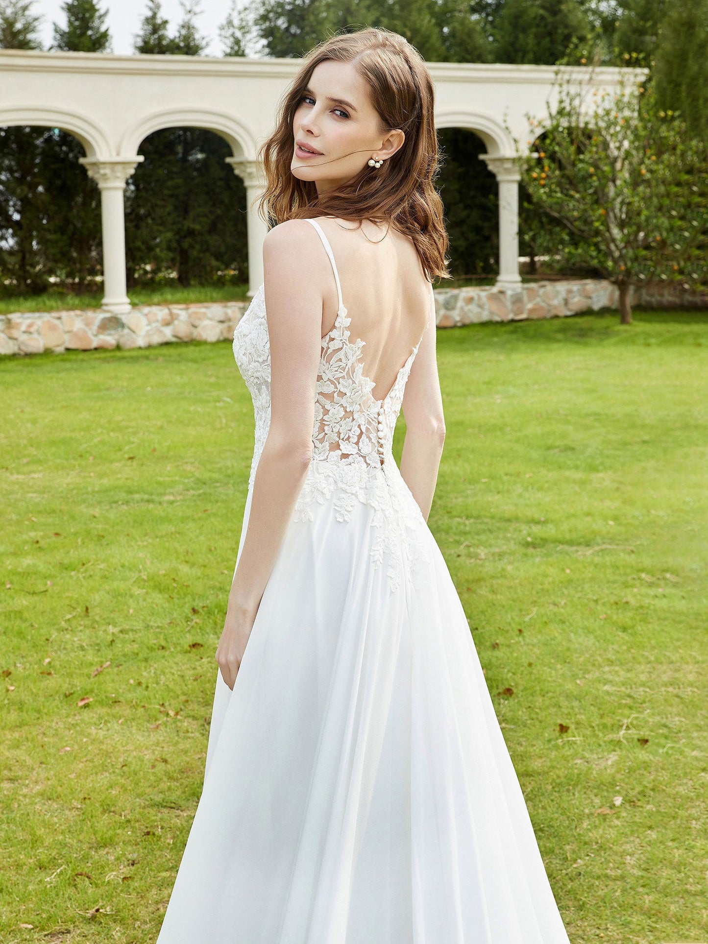 Vestido de Novia de Encaje Muselina con Escote en V y Cola de Capilla en Color Marfil