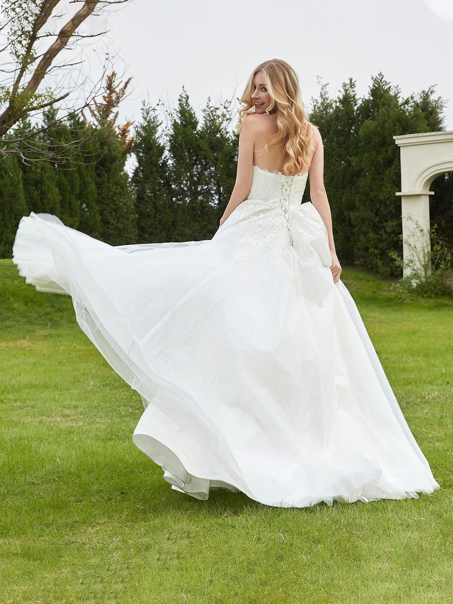 Vestido de Novia de Tul Marfil con Escote en Forma de Corazón y Cola Barrida