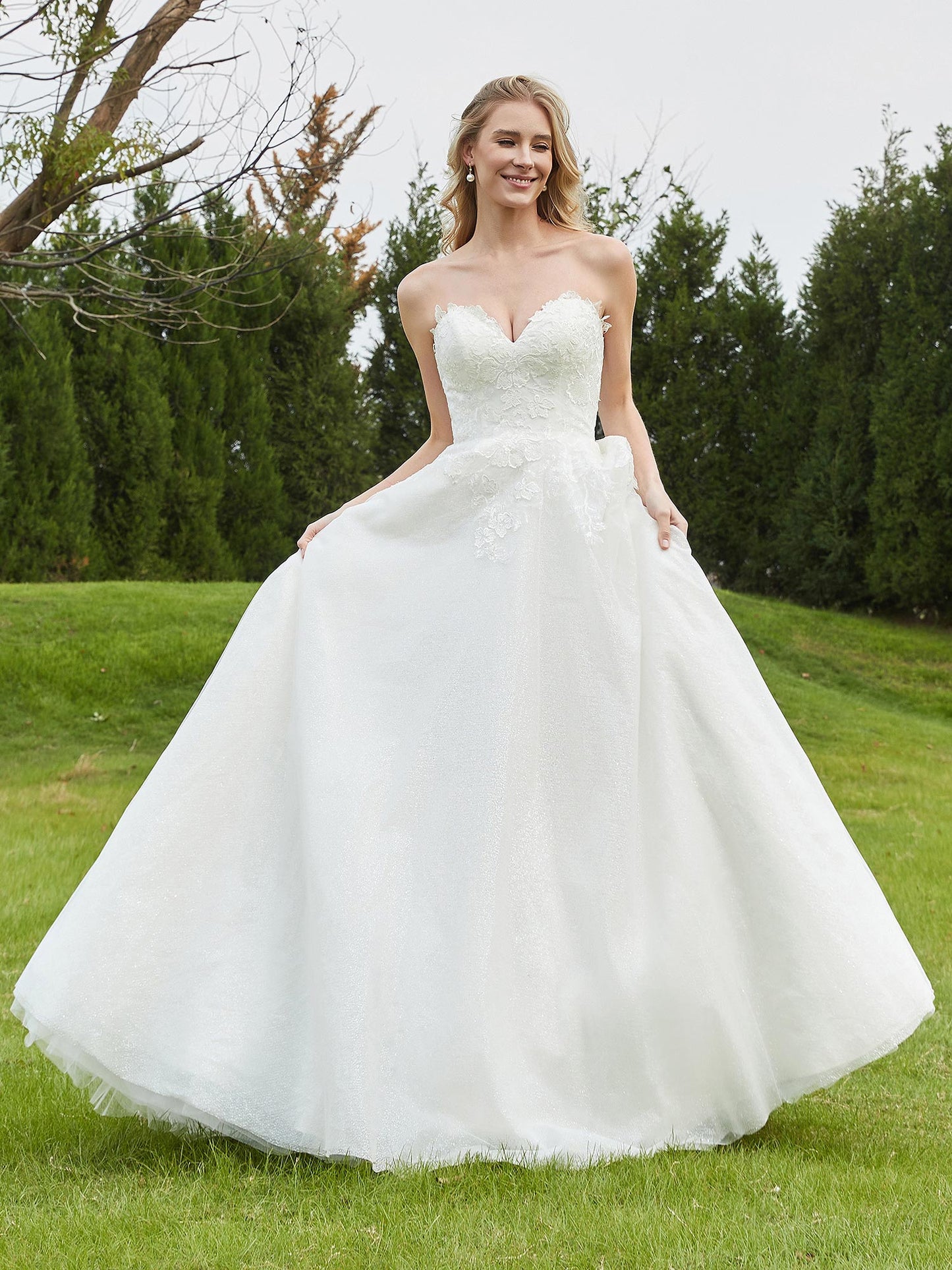 Vestido de Novia de Tul Marfil con Escote en Forma de Corazón y Cola Barrida