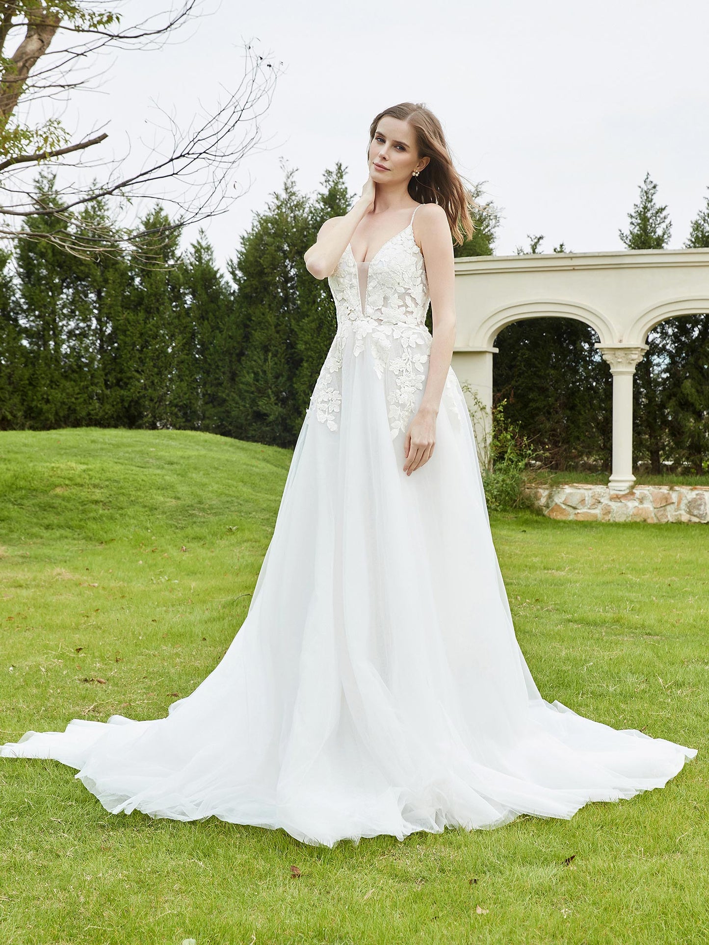Vestido de Novia con Escote en V Profundo y Cola de Capilla en Color Marfil
