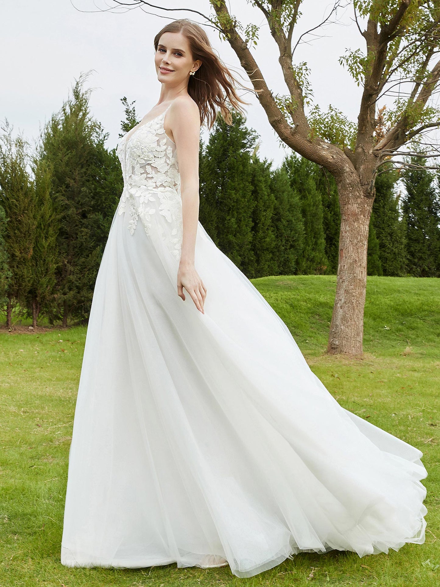 Vestido de Novia con Escote en V Profundo y Cola de Capilla en Color Marfil
