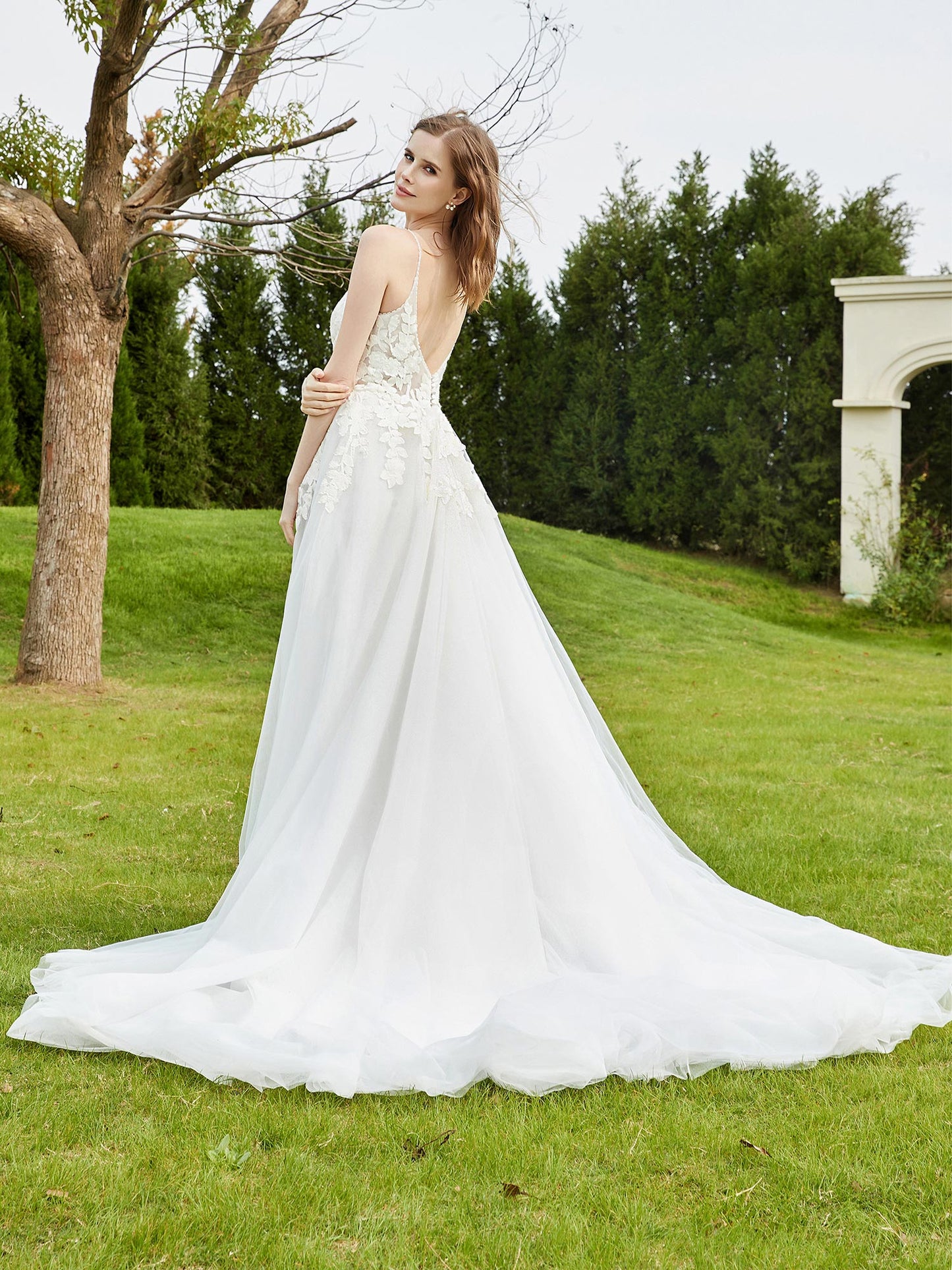Vestido de Novia con Escote en V Profundo y Cola de Capilla en Color Marfil