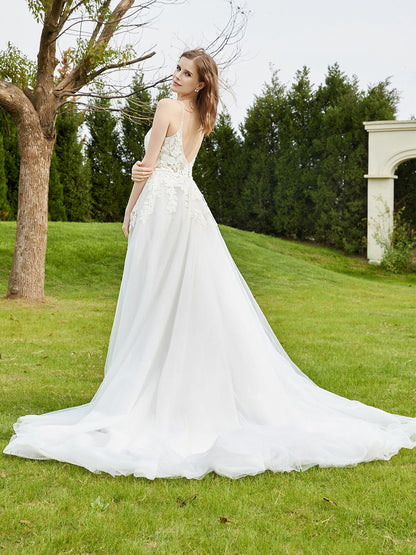 Vestido de Novia con Escote en V Profundo y Cola de Capilla en Color Marfil