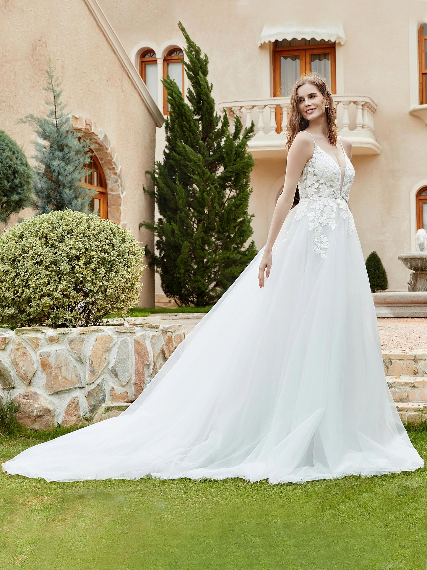 Vestido de Novia con Escote en V Profundo y Cola de Capilla en Color Marfil