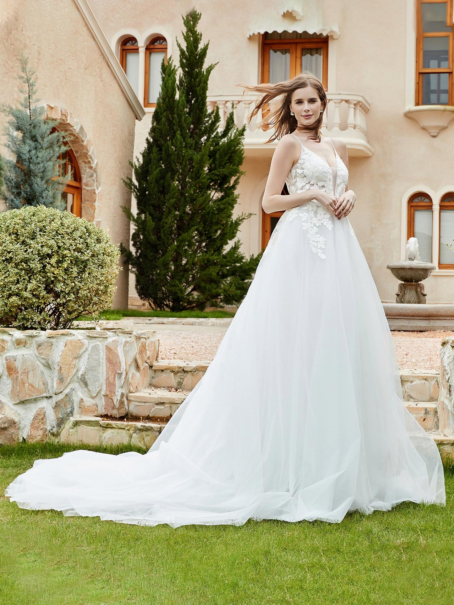 Vestido de Novia con Escote en V Profundo y Cola de Capilla en Color Marfil