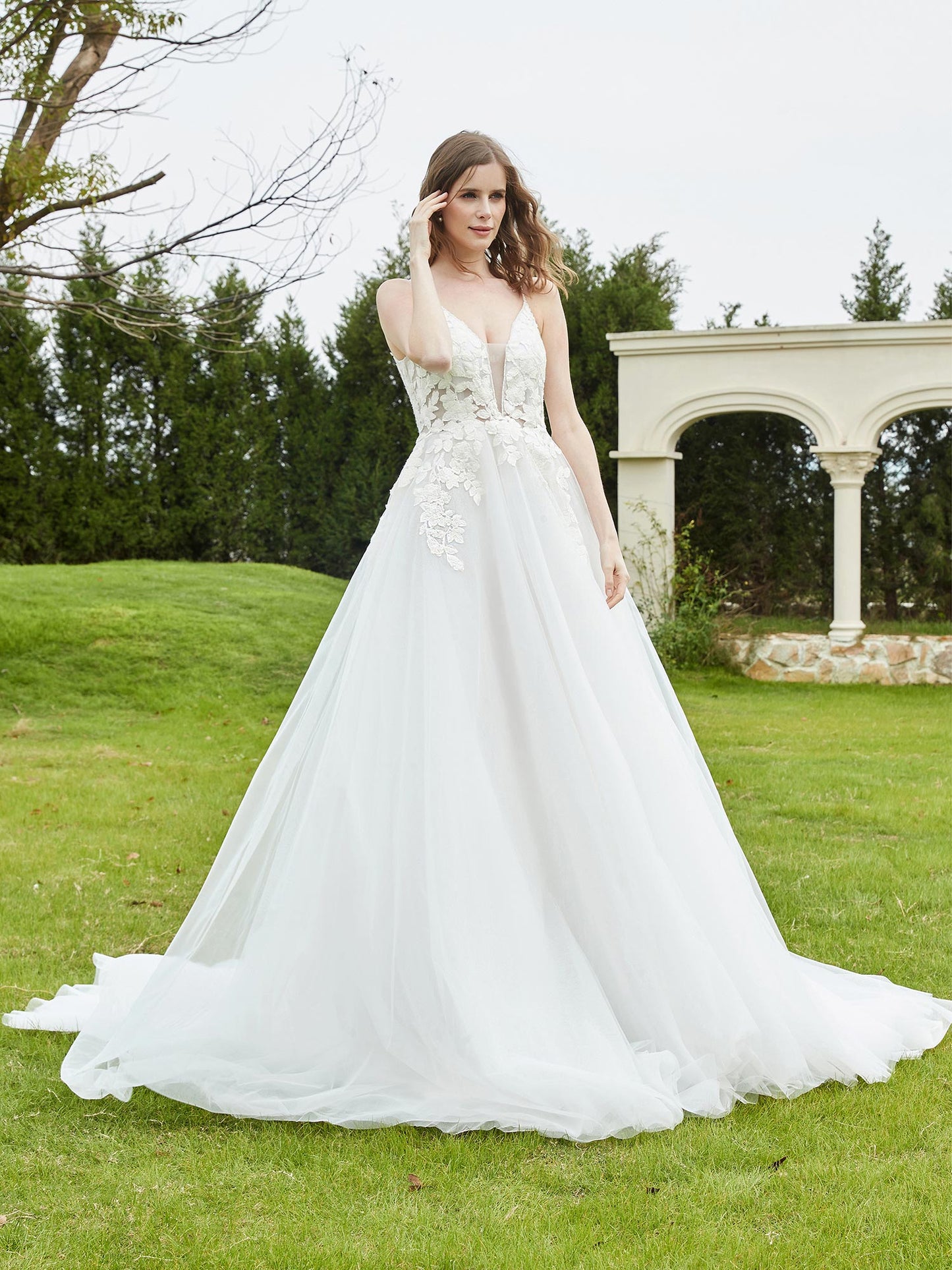 Vestido de Novia con Escote en V Profundo y Cola de Capilla en Color Marfil