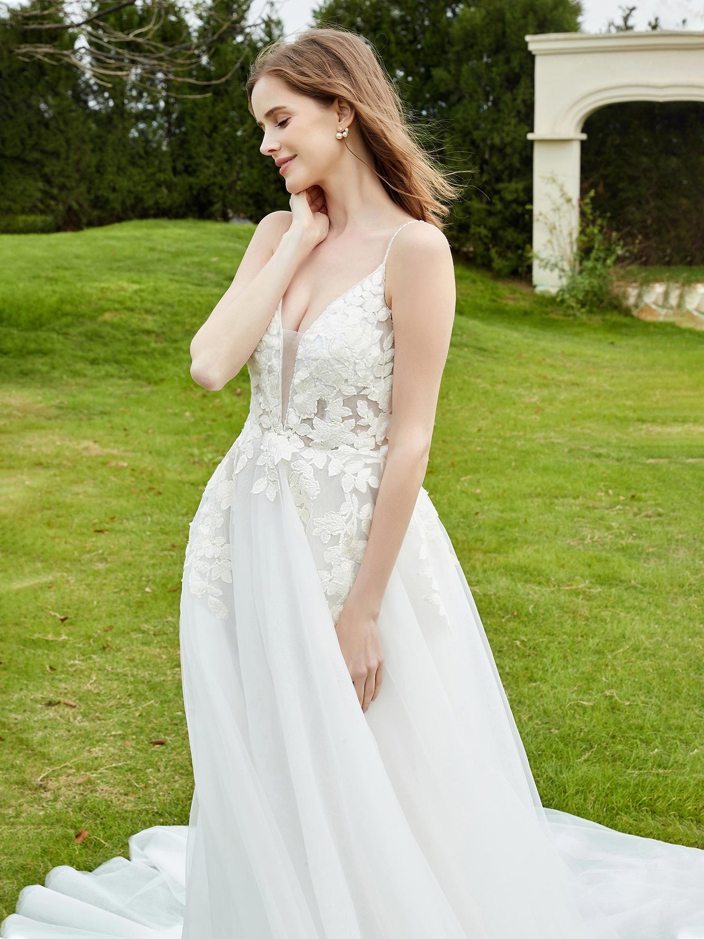 Vestido de Novia con Escote en V Profundo y Cola de Capilla en Color Marfil