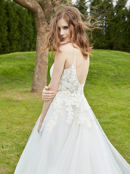 Vestido de Novia con Escote en V Profundo y Cola de Capilla en Color Marfil
