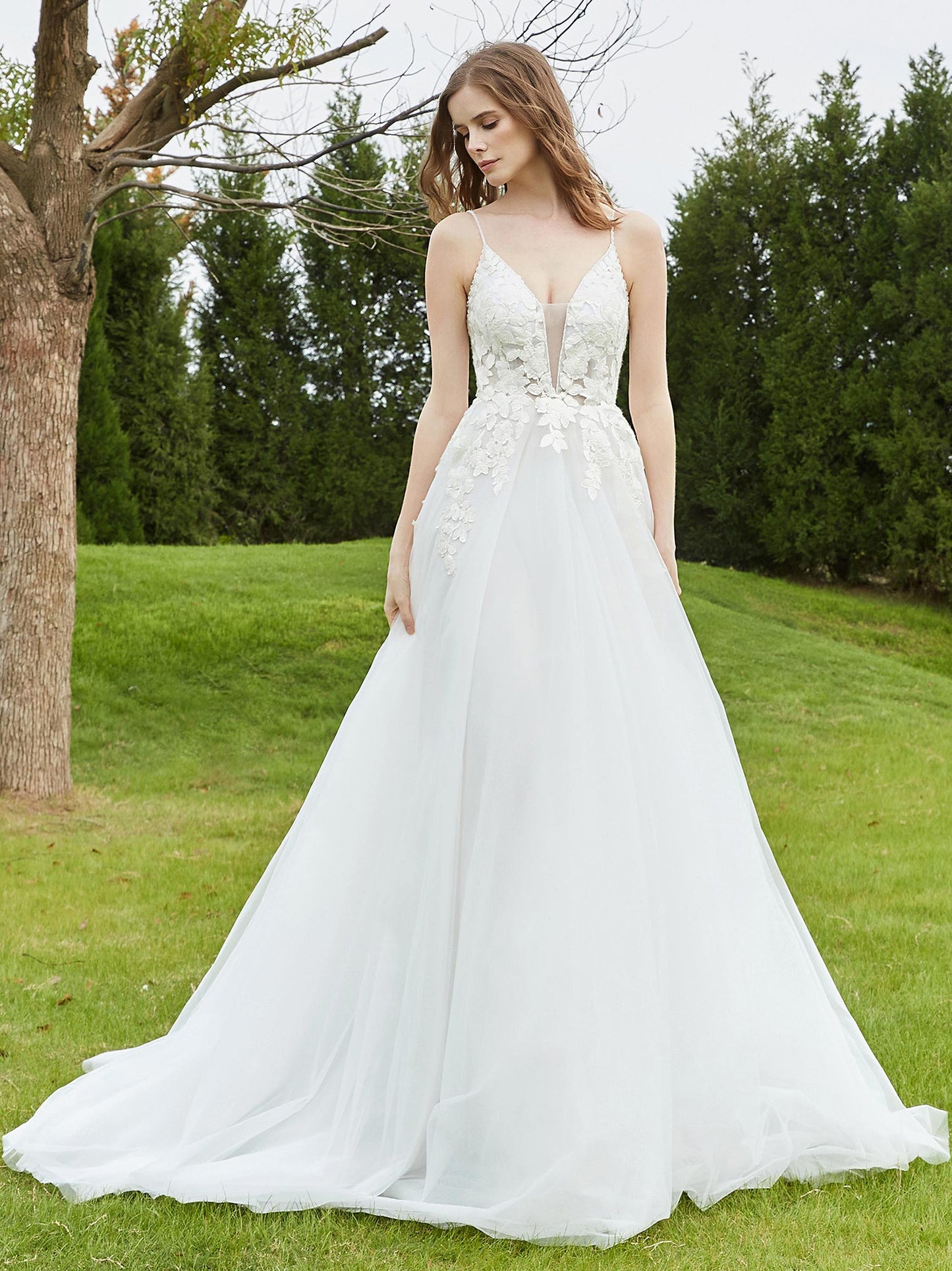 Vestido de Novia con Escote en V Profundo y Cola de Capilla en Color Marfil