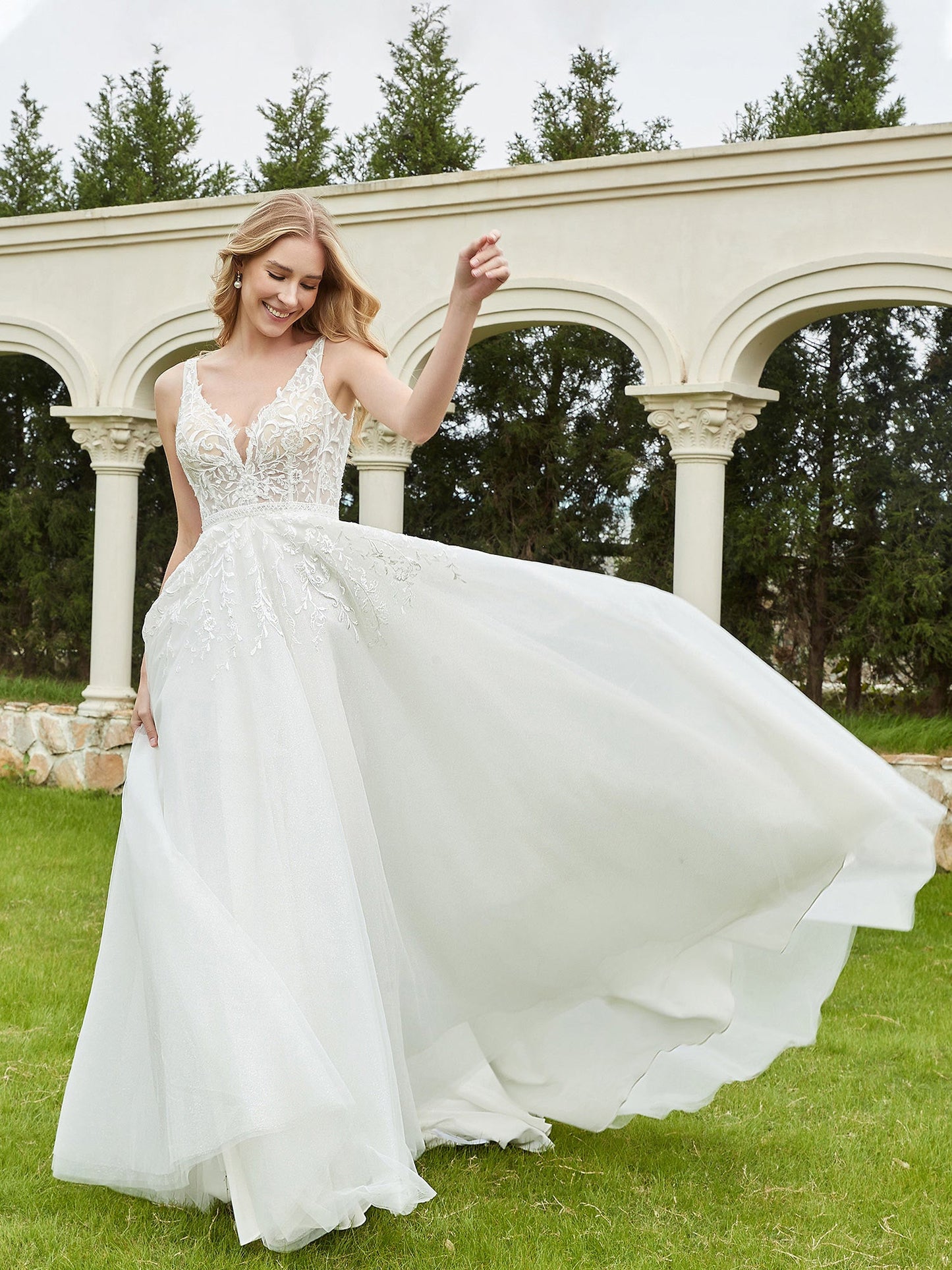 Robe de Mariée A-ligne avec Appliqués et Traîne Balayage en Ivoire
