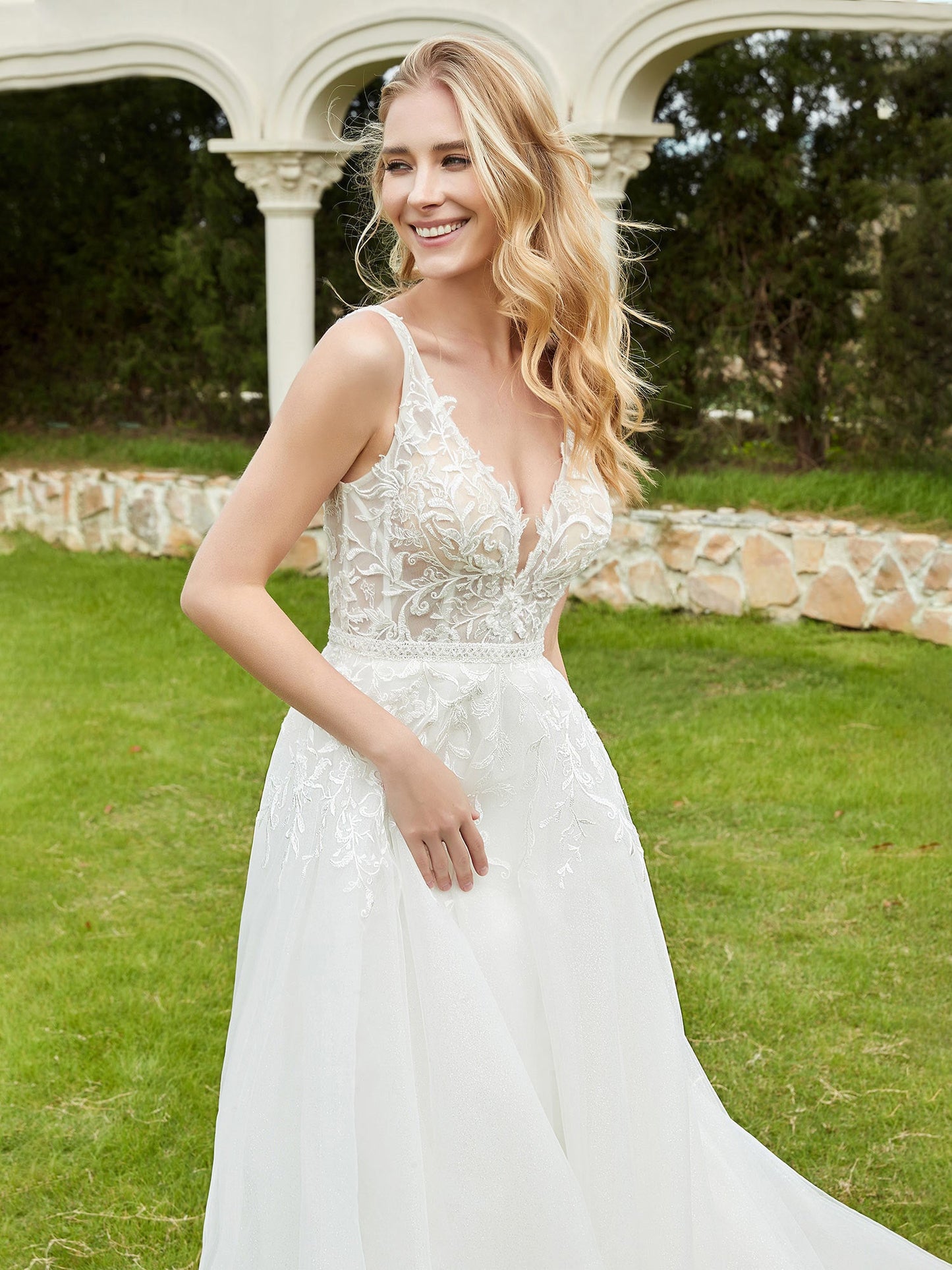 Robe de Mariée A-ligne avec Appliqués et Traîne Balayage en Ivoire