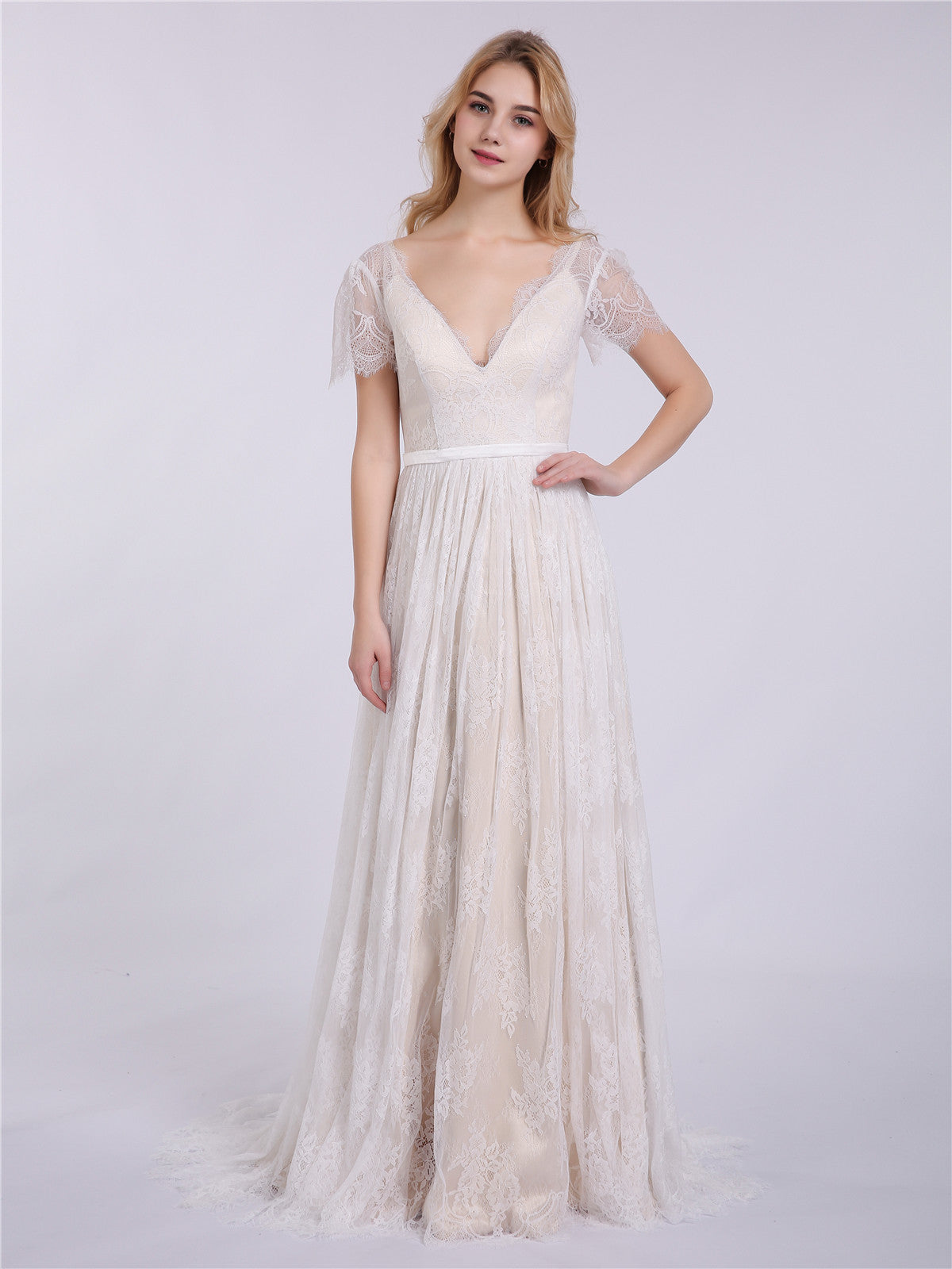 Vestido de Novia Champagne de Encaje con Escote en V y Mangas Cortas