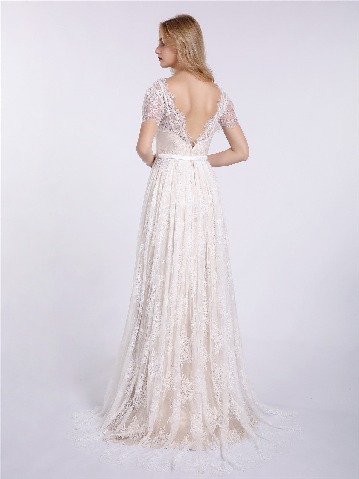 Vestido de Novia Champagne de Encaje con Escote en V y Mangas Cortas