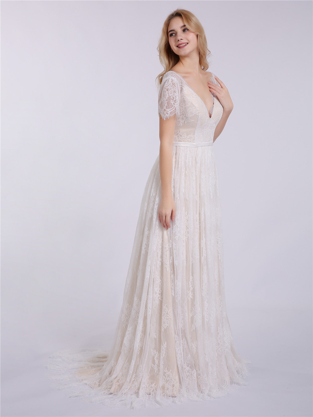 Vestido de Novia Champagne de Encaje con Escote en V y Mangas Cortas