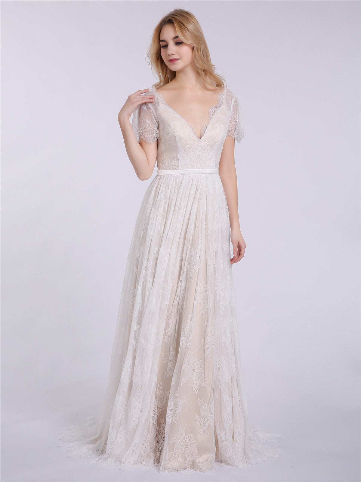 Vestido de Novia Champagne de Encaje con Escote en V y Mangas Cortas