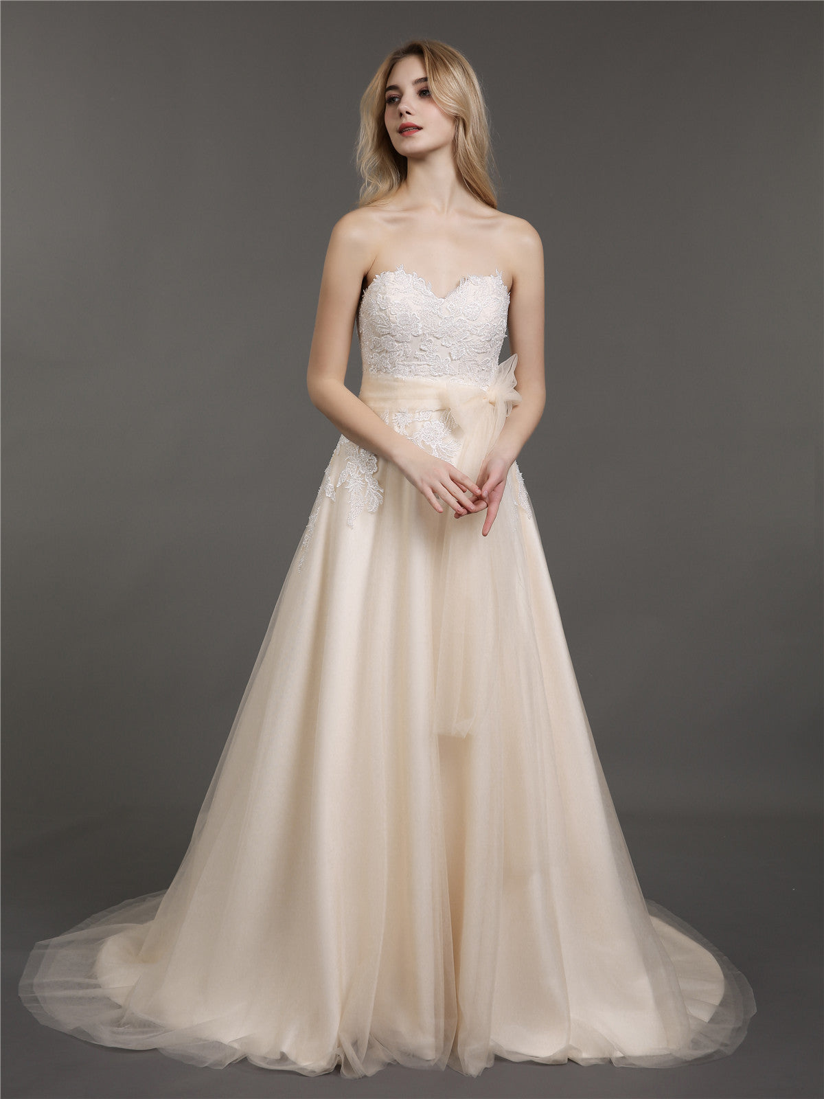 Vestido de Novia Strapless con Escote Corazón y Cinturón Champagne