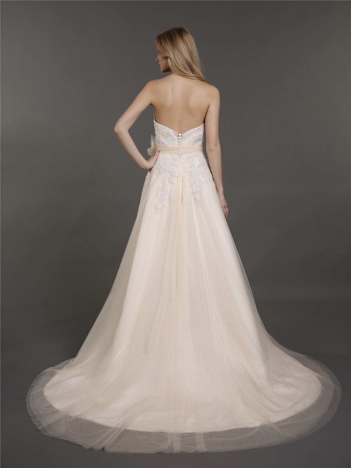 Vestido de Novia Strapless con Escote Corazón y Cinturón Champagne