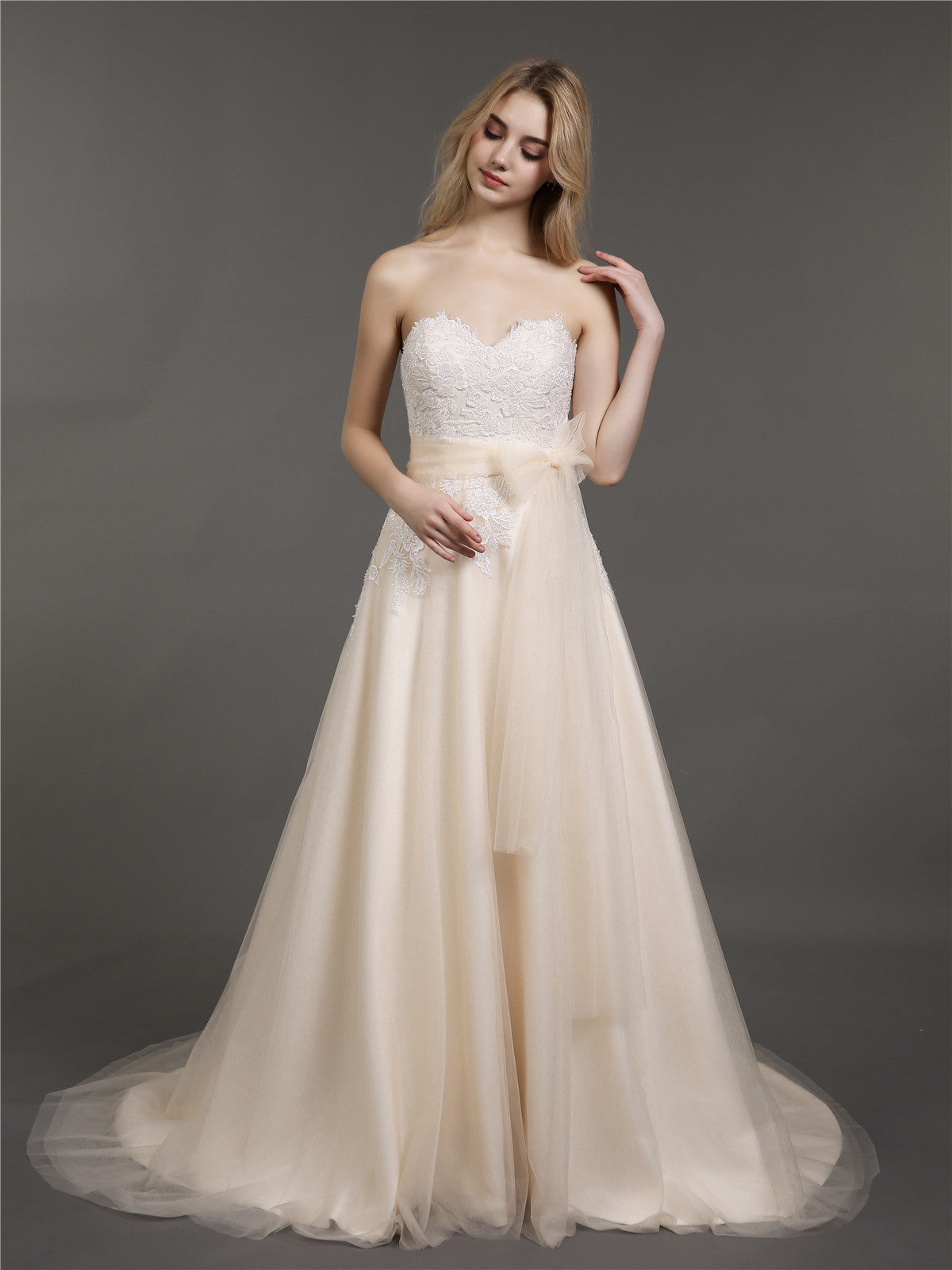 Vestido de Novia Strapless con Escote Corazón y Cinturón Champagne
