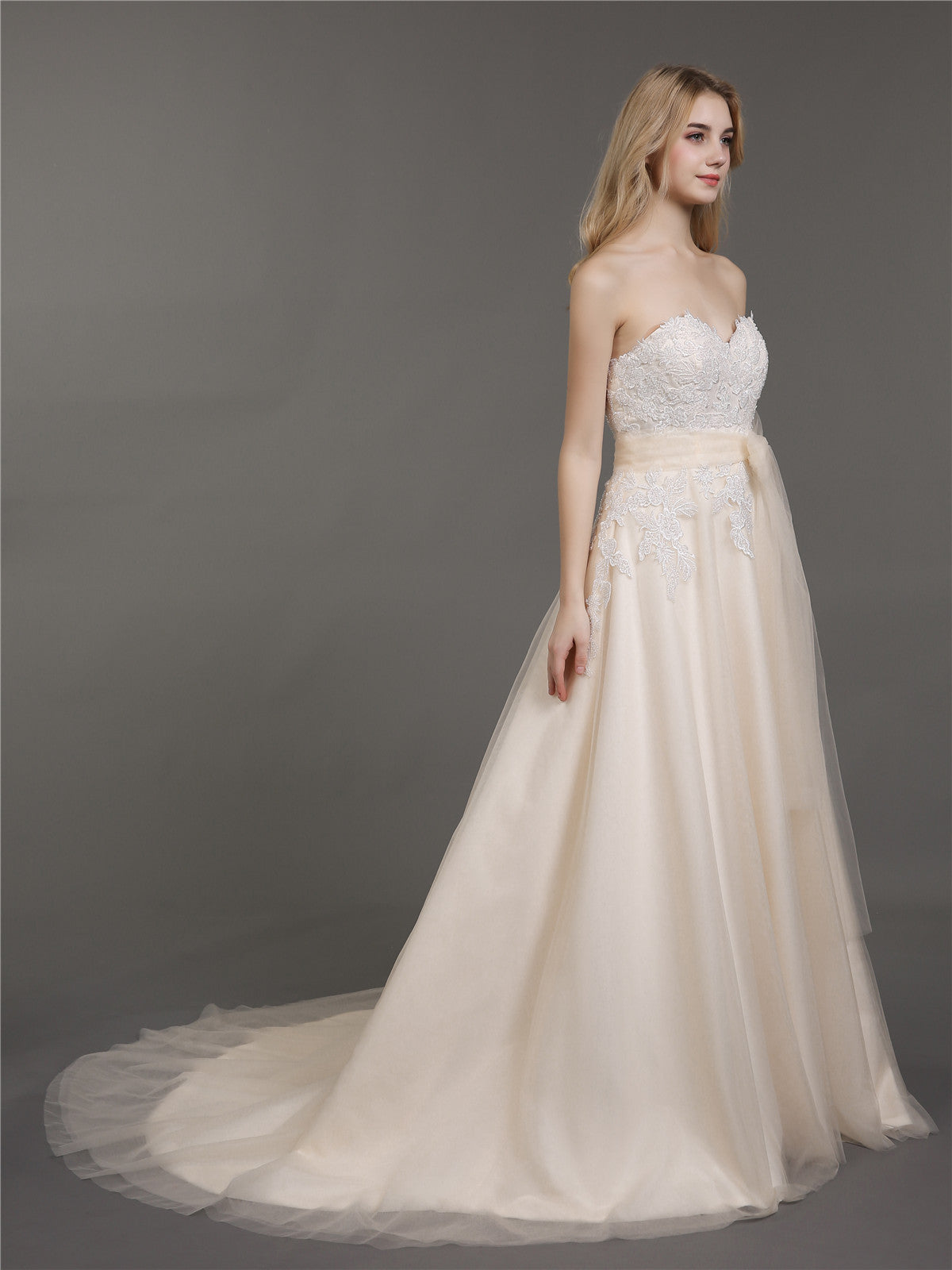 Vestido de Novia Strapless con Escote Corazón y Cinturón Champagne