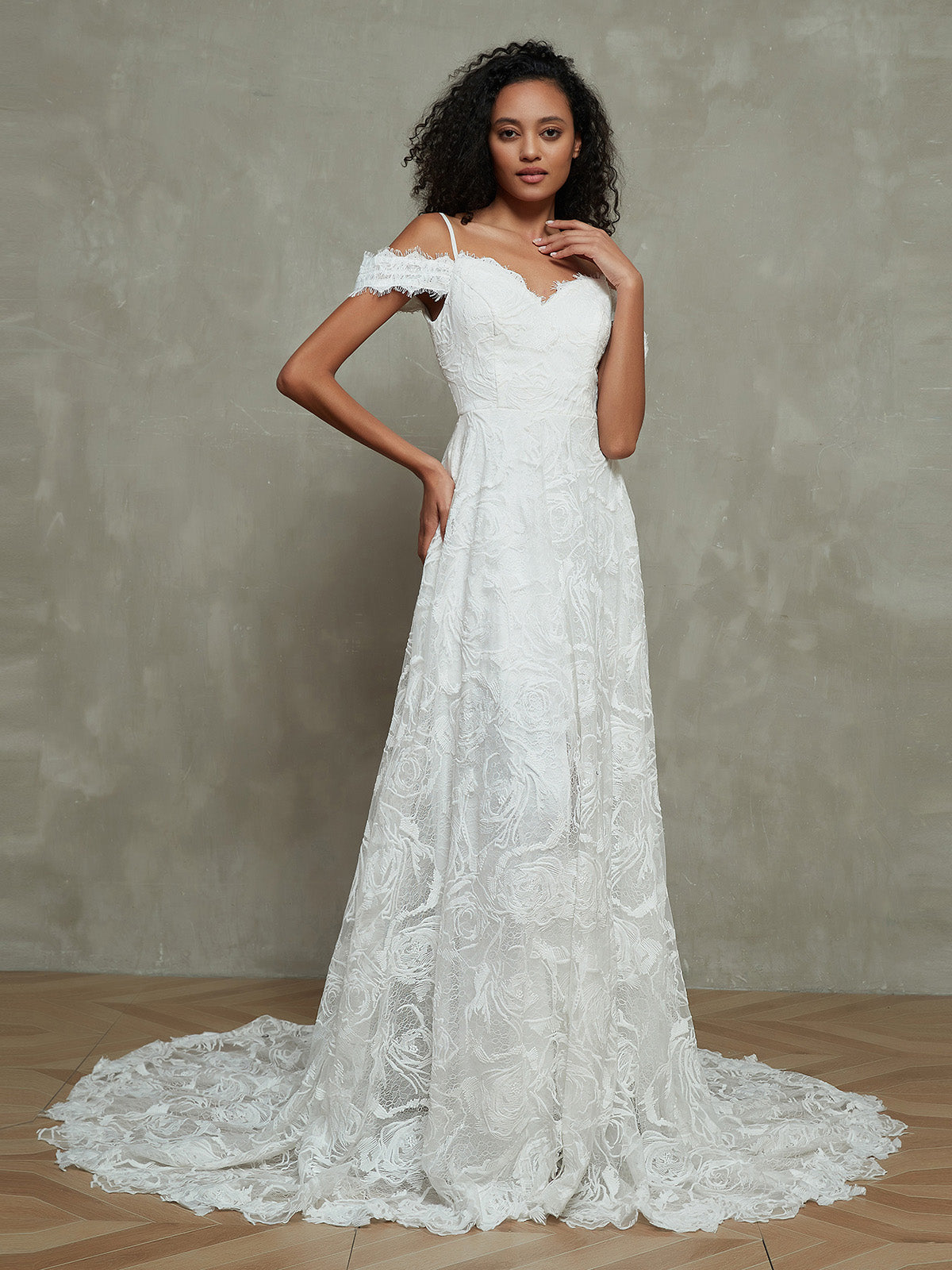 Vestido de Novia Bohemio de Encaje con Cola de Capilla en Color Marfil