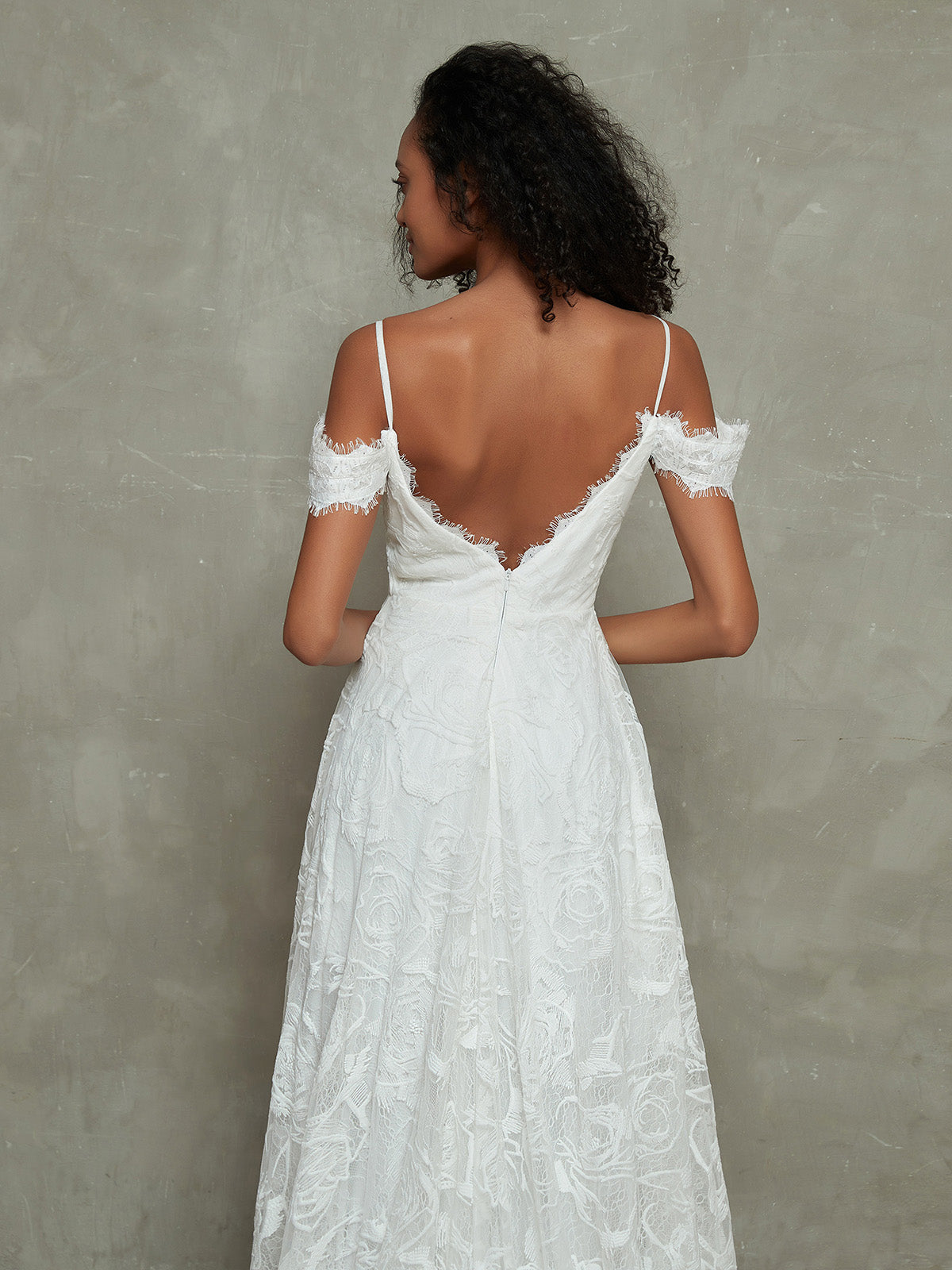 Vestido de Novia Bohemio de Encaje con Cola de Capilla en Color Marfil