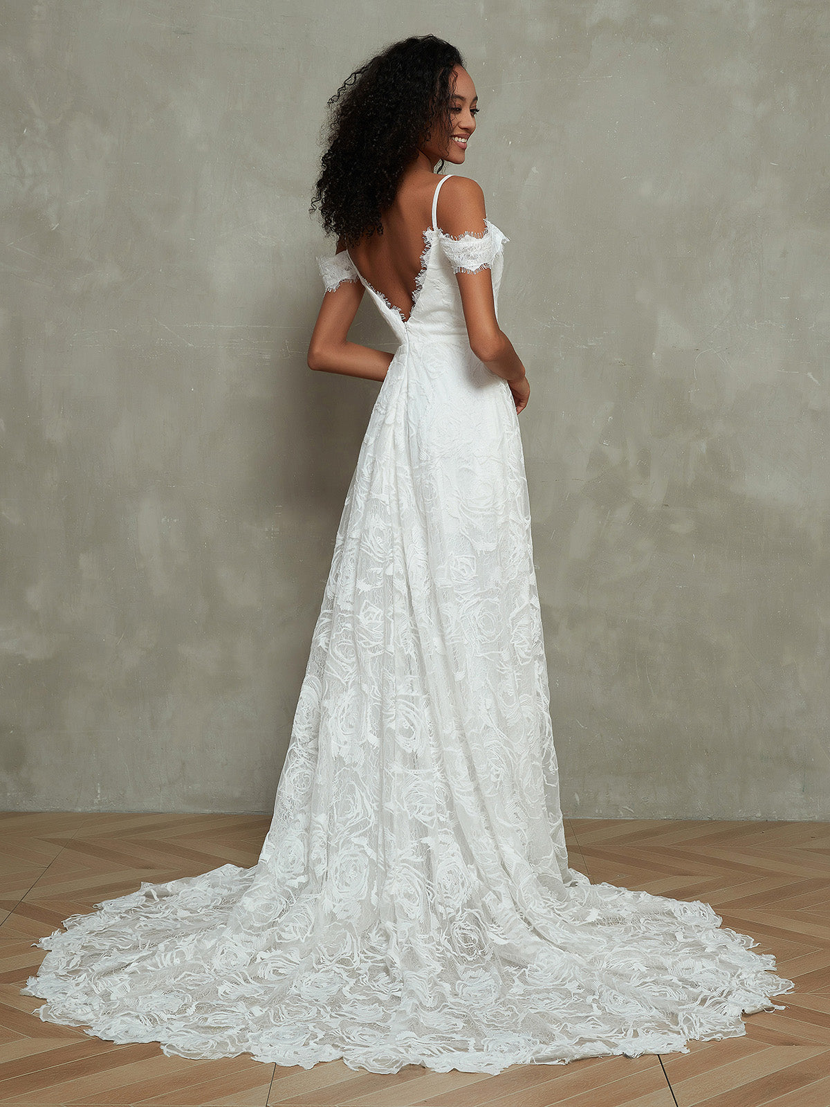 Vestido de Novia Bohemio de Encaje con Cola de Capilla en Color Marfil
