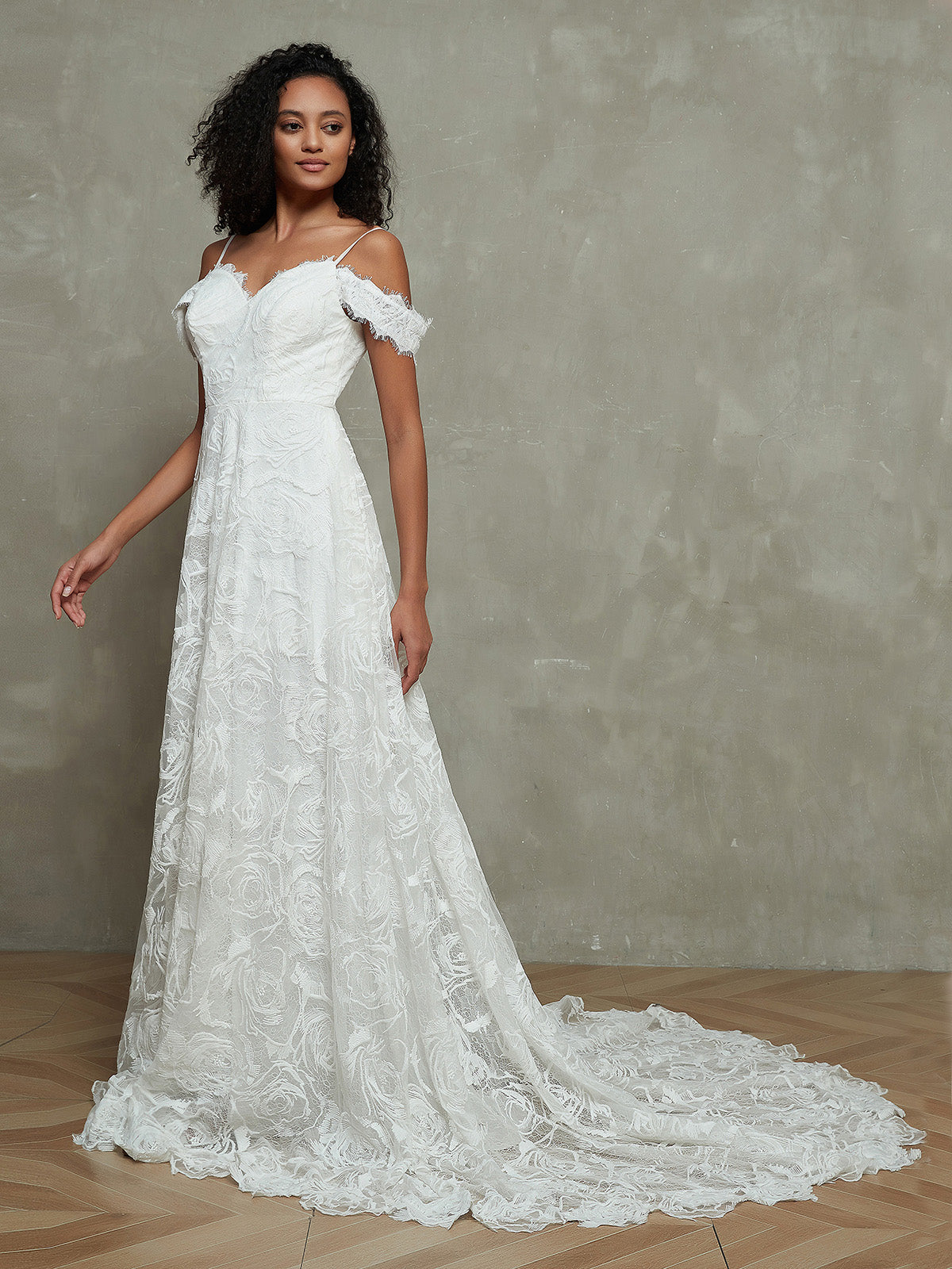 Vestido de Novia Bohemio de Encaje con Cola de Capilla en Color Marfil