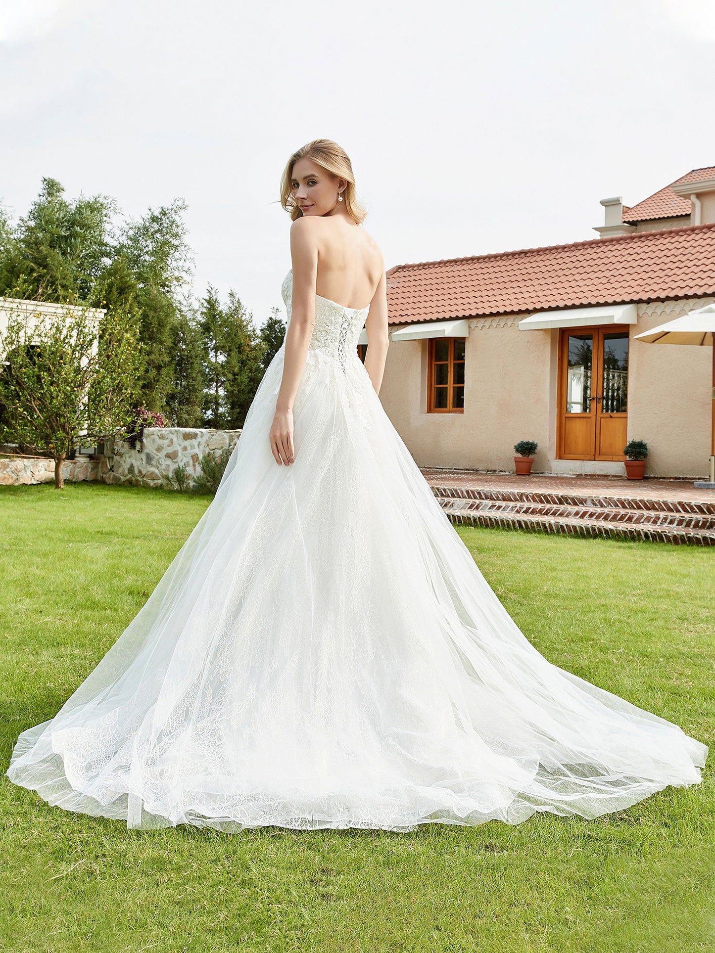 Vestido de Novia Strapless con Apliques de Perlas y Encaje en Color Marfil