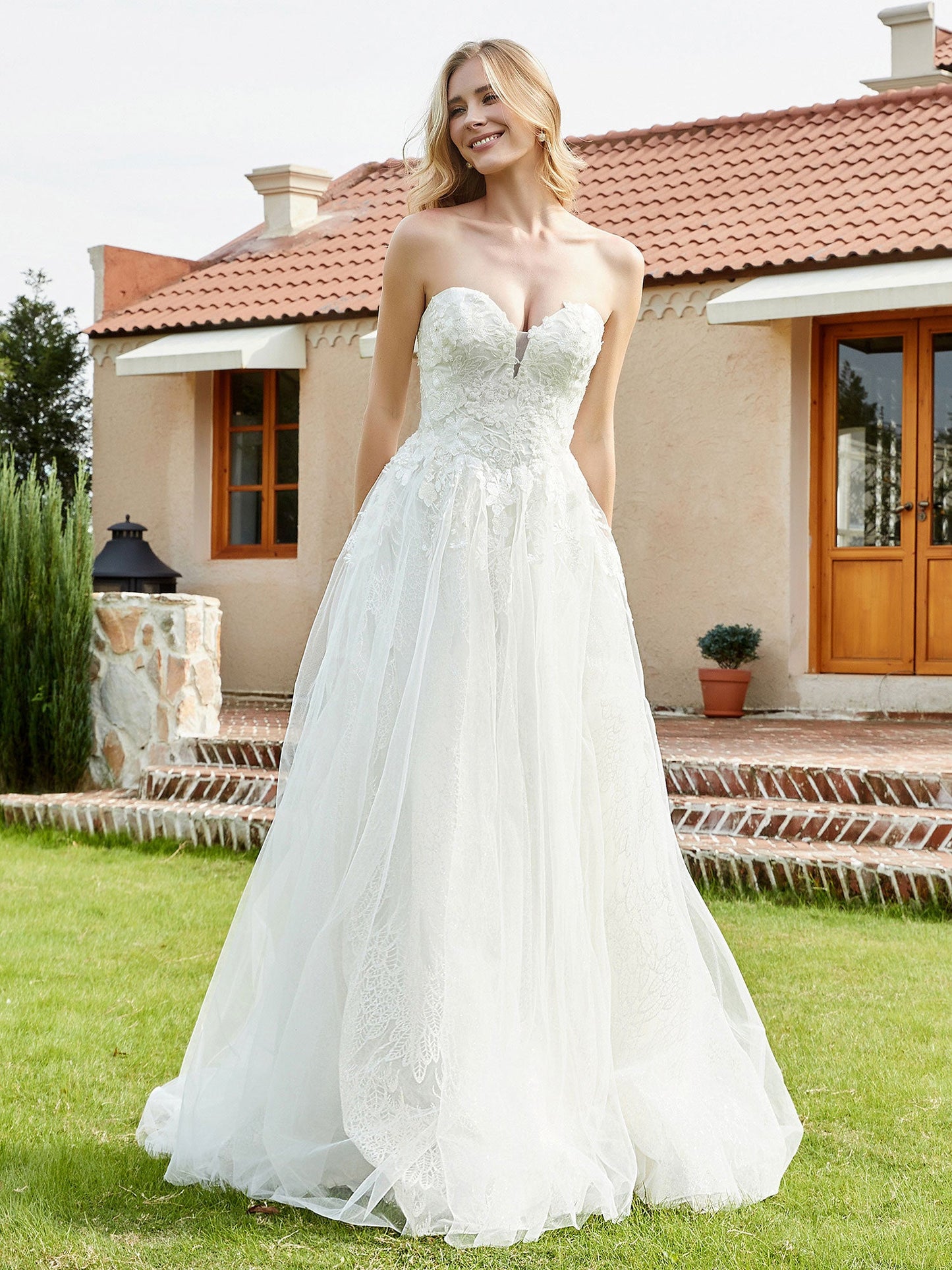 Vestido de Novia Strapless con Apliques de Perlas y Encaje en Color Marfil