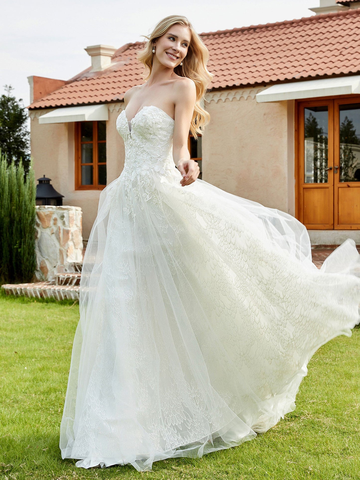 Vestido de Novia Strapless con Apliques de Perlas y Encaje en Color Marfil