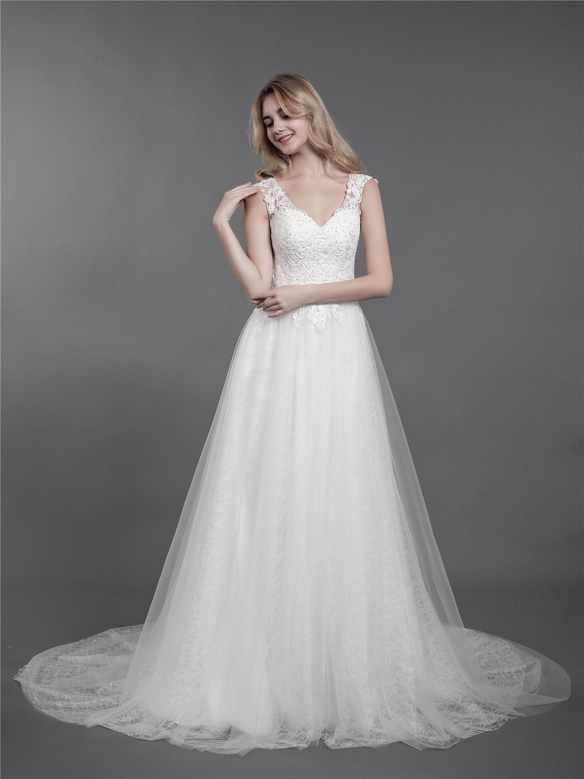 Vestido de Novia Marfil con Tirantes de Encaje y Cola Larga