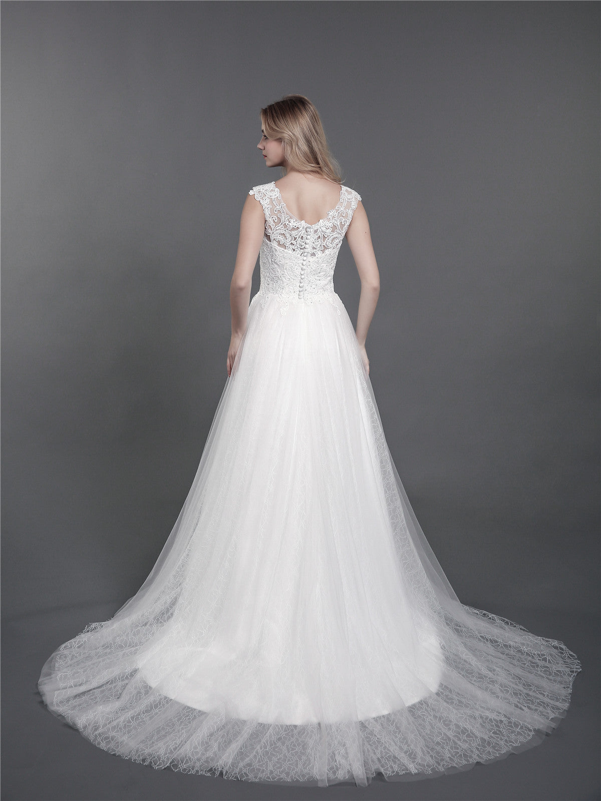 Vestido de Novia Marfil con Tirantes de Encaje y Cola Larga