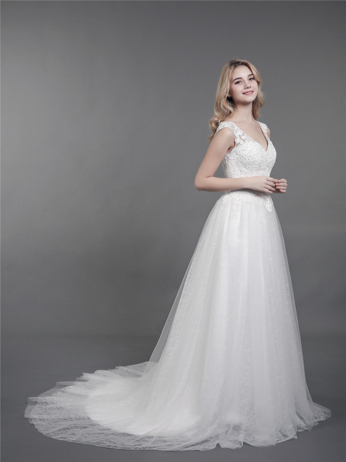 Vestido de Novia Marfil con Tirantes de Encaje y Cola Larga