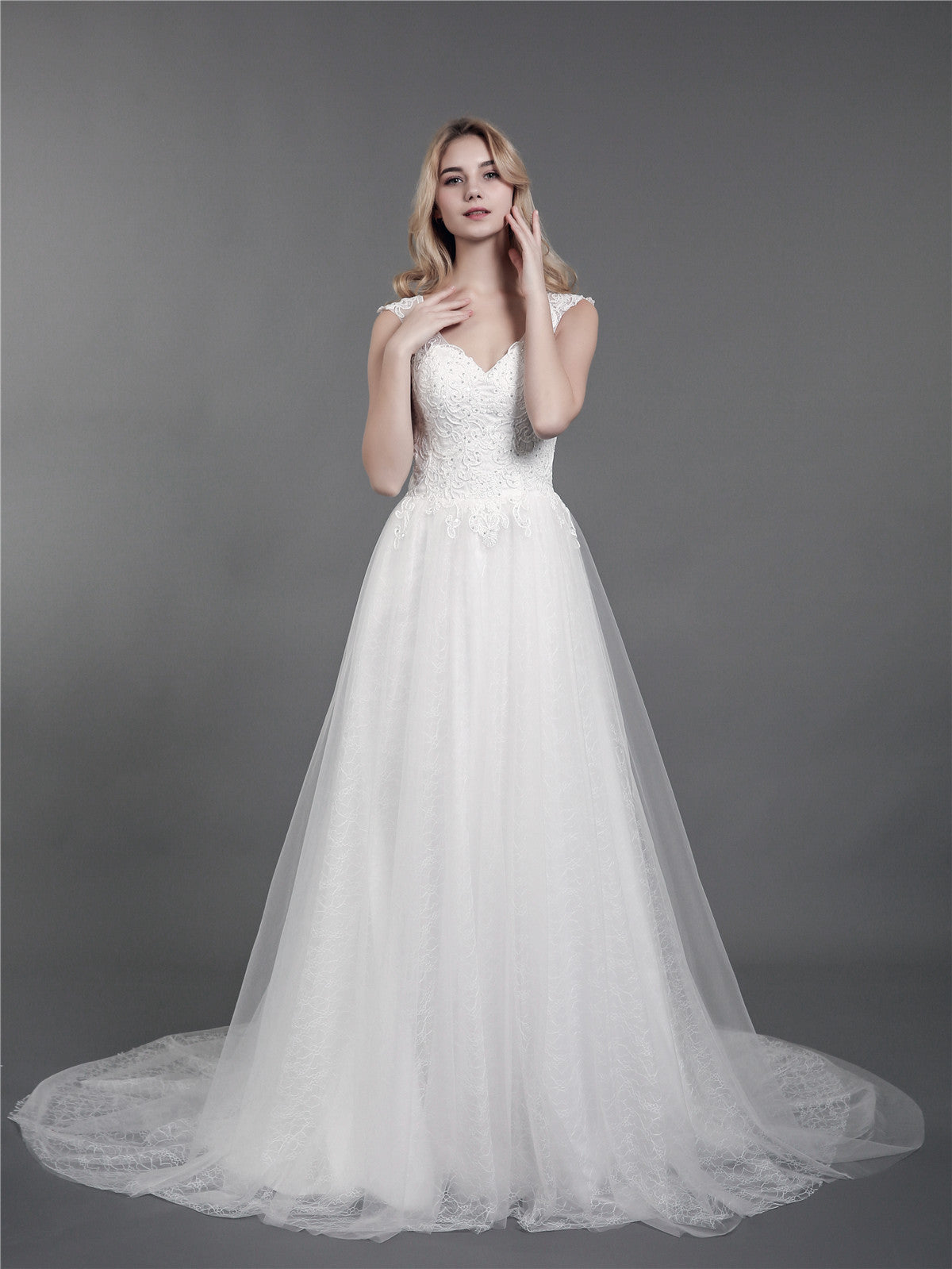 Vestido de Novia Marfil con Tirantes de Encaje y Cola Larga