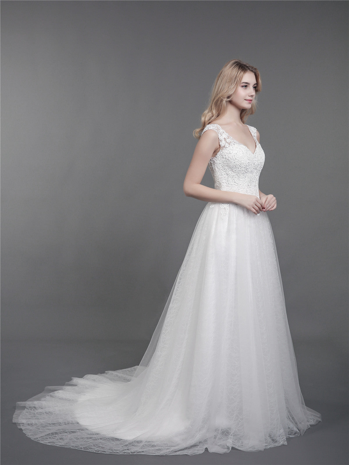 Vestido de Novia Marfil con Tirantes de Encaje y Cola Larga