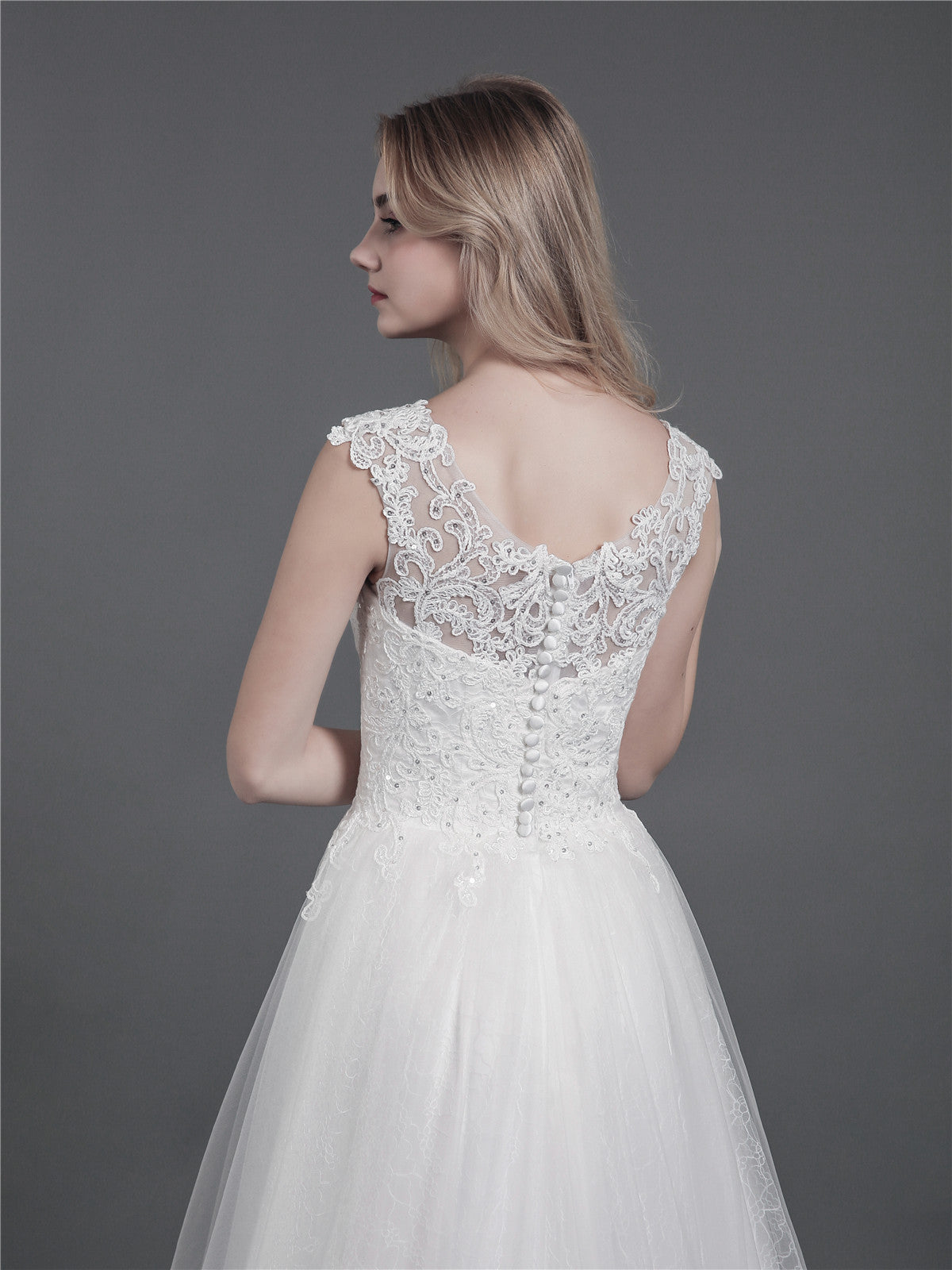 Vestido de Novia Marfil con Tirantes de Encaje y Cola Larga