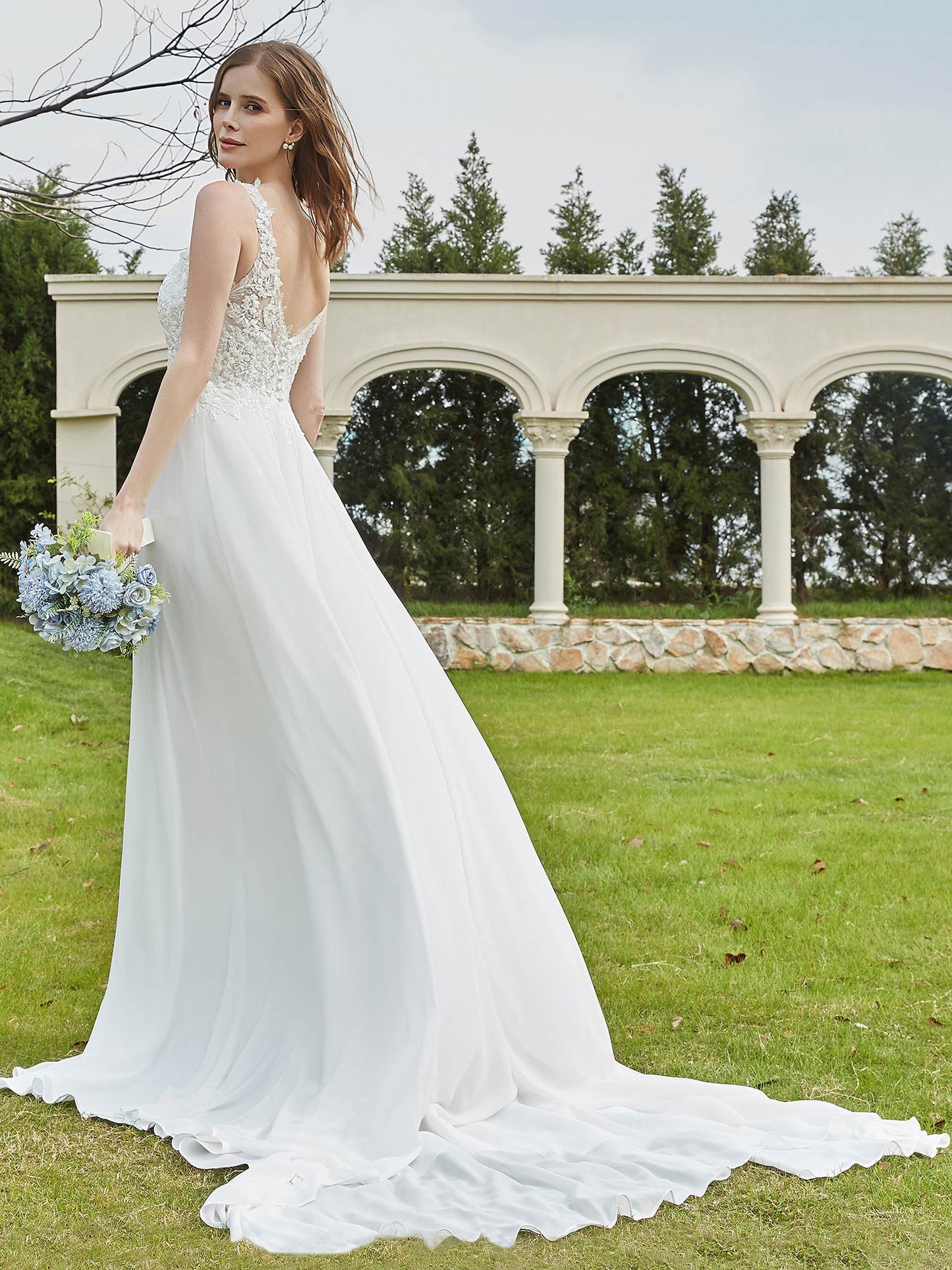 Vestido de Novia de Encaje con Escote en V y Abertura en Color Marfil