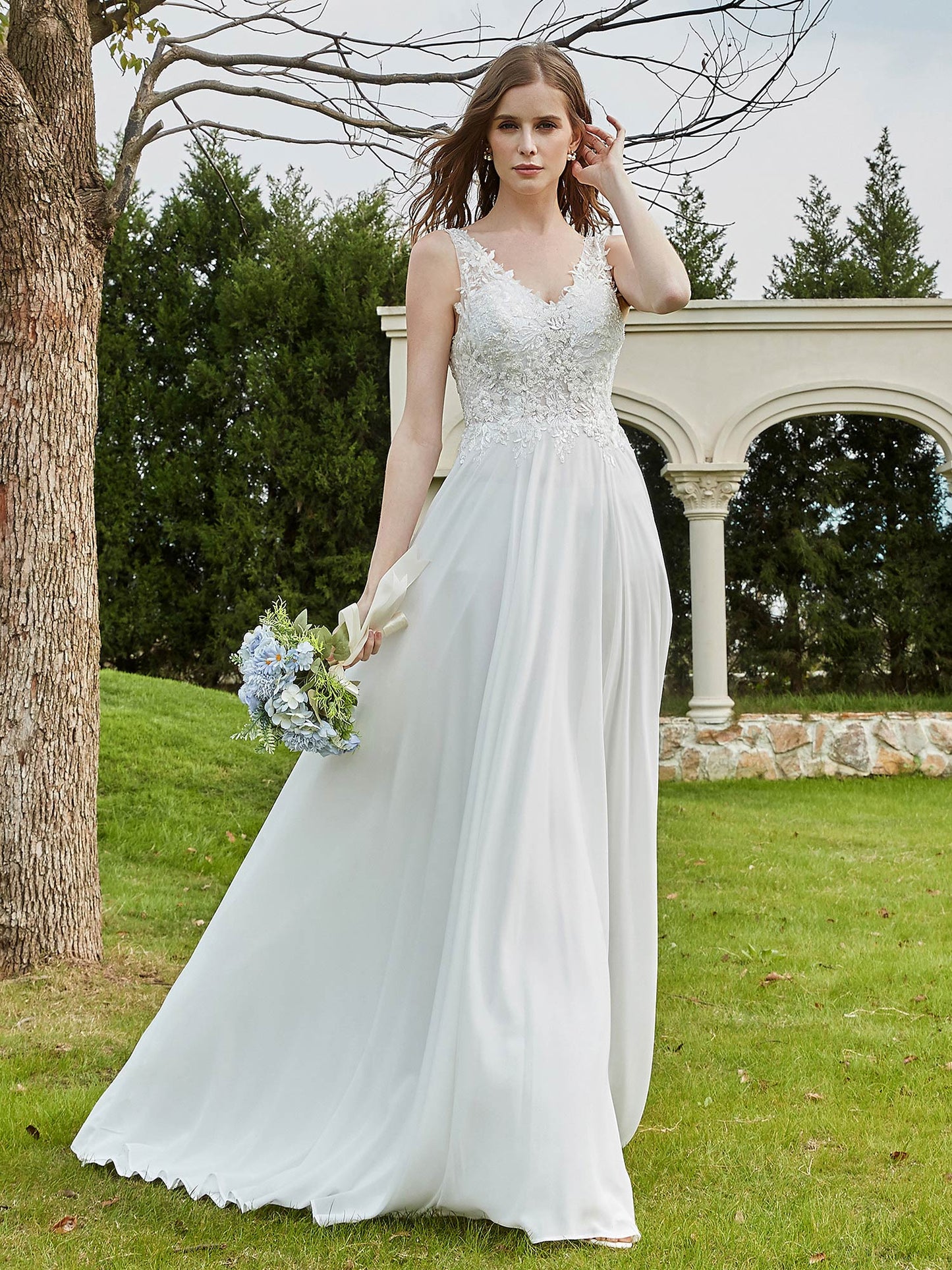 Vestido de Novia de Encaje con Escote en V y Abertura en Color Marfil