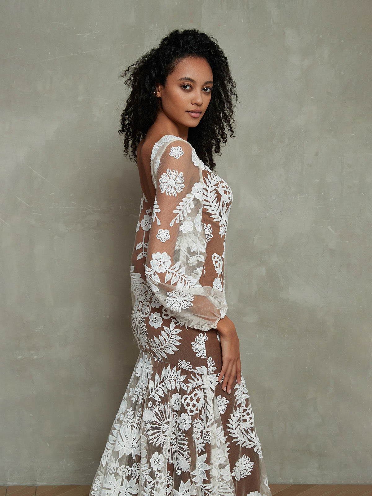 Vestido Bohemio con Forro Nude y Encaje Marfil, Mangas Largas - Estilo de la Imagen