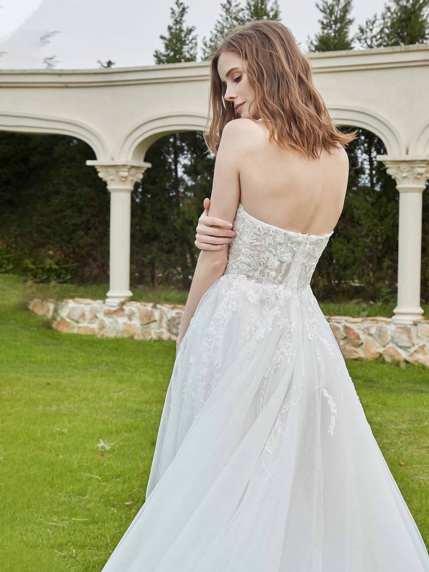 Vestido de Novia Sin Mangas con Apliques de Encaje Perlado en Color Blanco