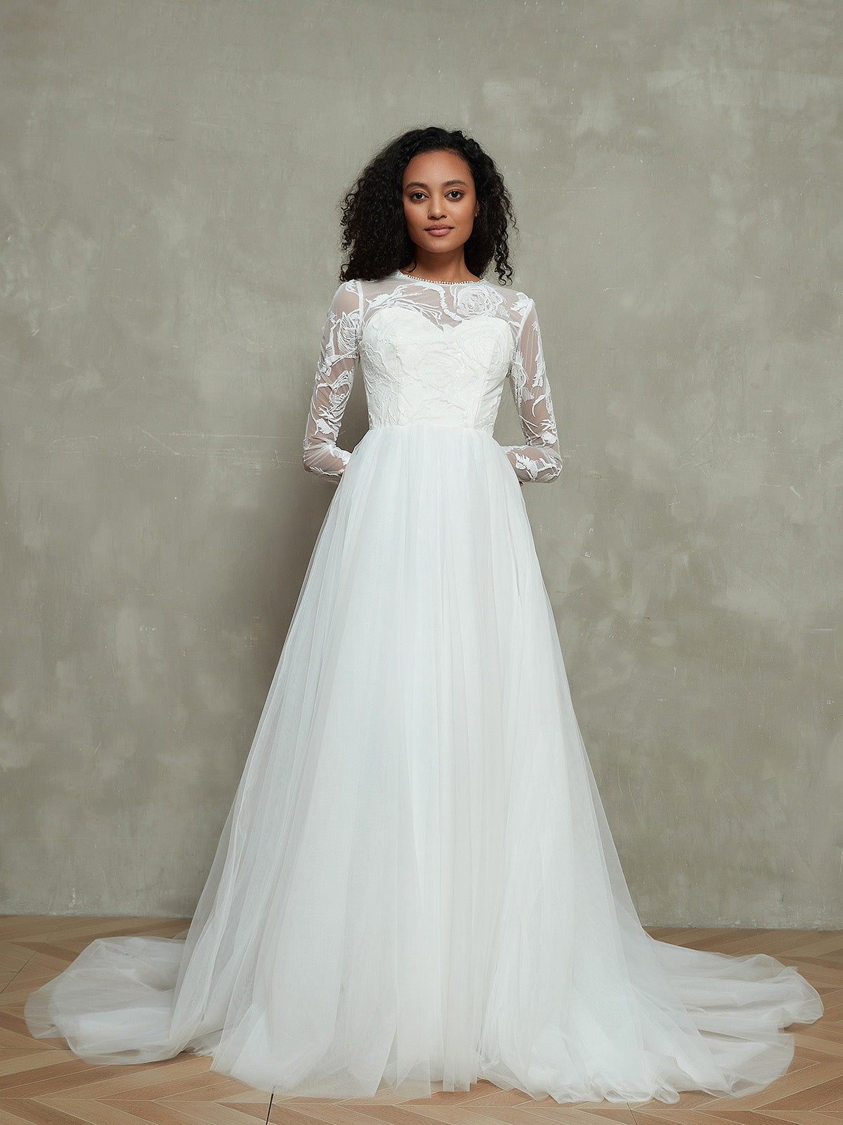 Vestido de Novia con Cuello Ilusionista, Corsé de Encaje y Falda de Tul Marfil