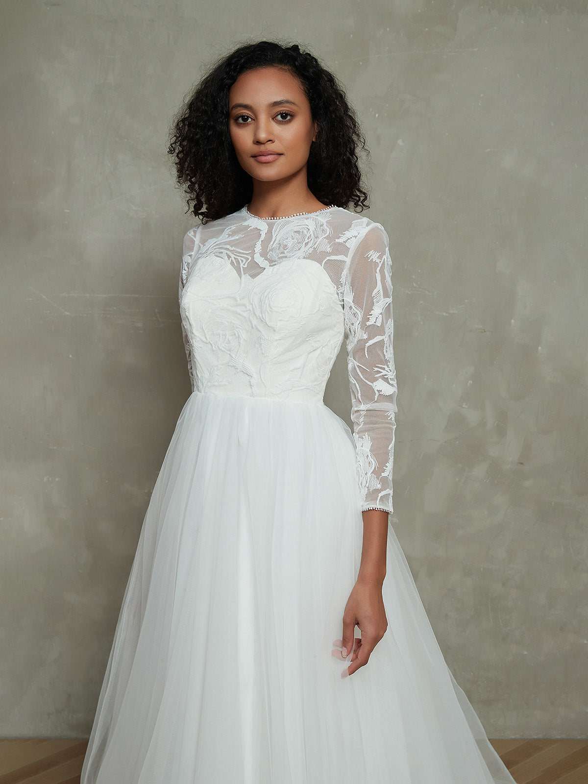 Vestido de Novia con Cuello Ilusionista, Corsé de Encaje y Falda de Tul Marfil