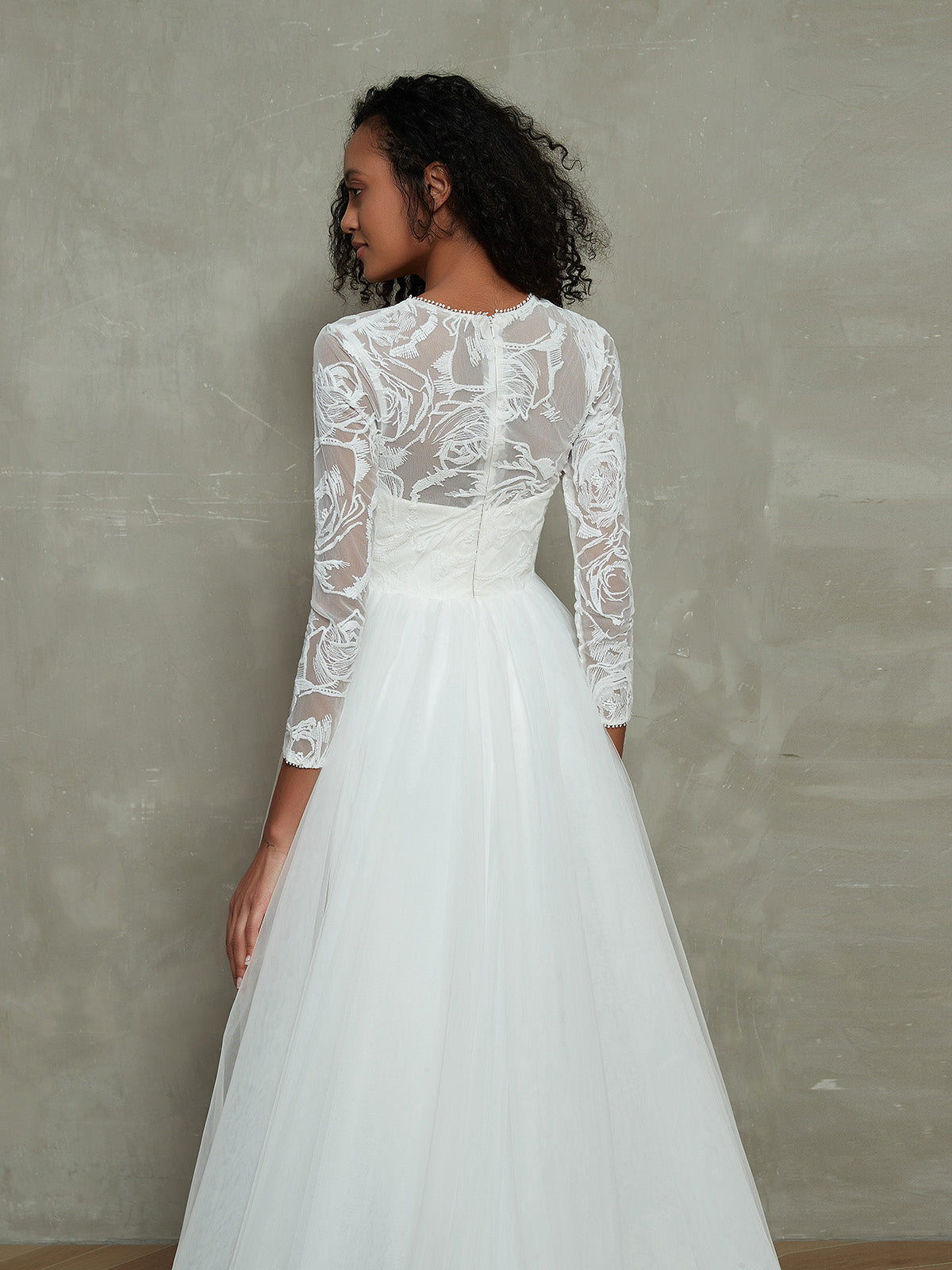 Vestido de Novia con Cuello Ilusionista, Corsé de Encaje y Falda de Tul Marfil
