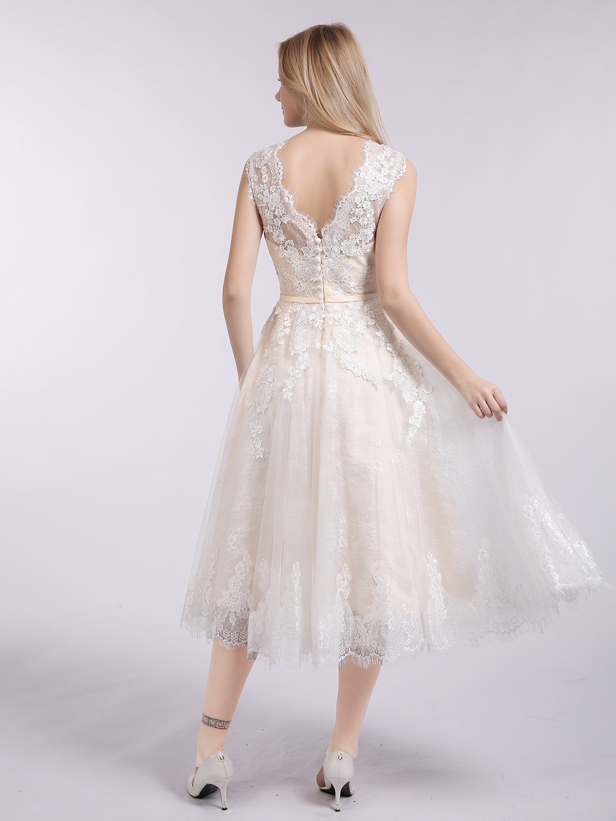 Vestido de Novia Corto con Encaje y Lazo en Champagne