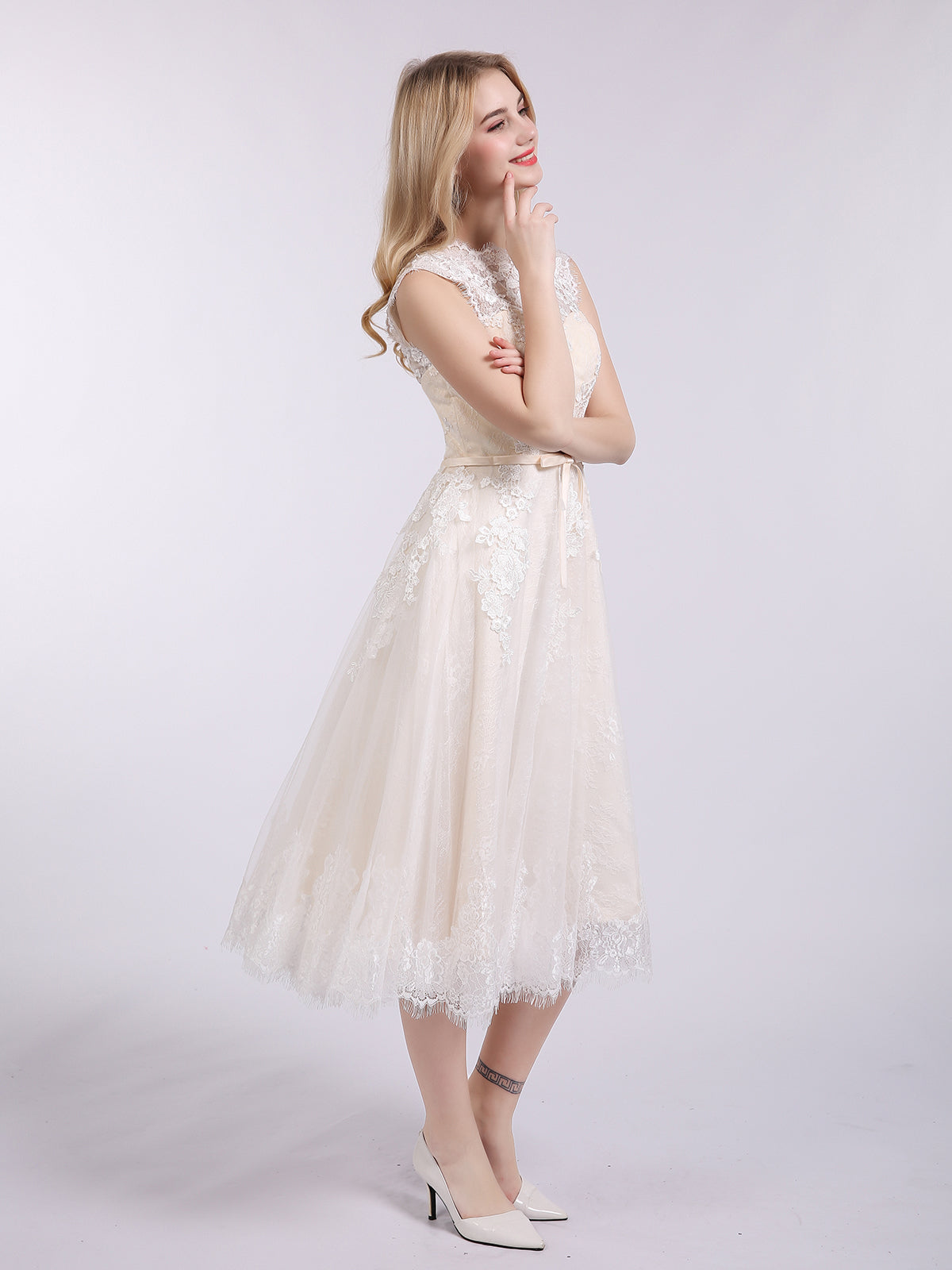 Vestido de Novia Corto con Encaje y Lazo en Champagne