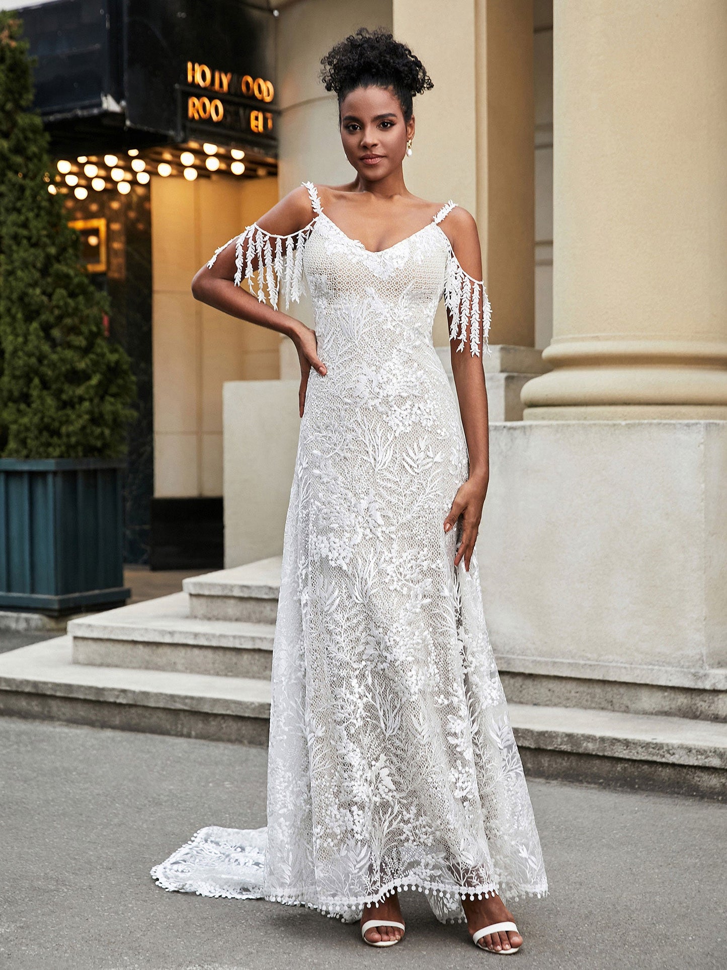 Robe de Mariée A-ligne en Dentelle Appliquée avec Traîne Balayage en Ivoire