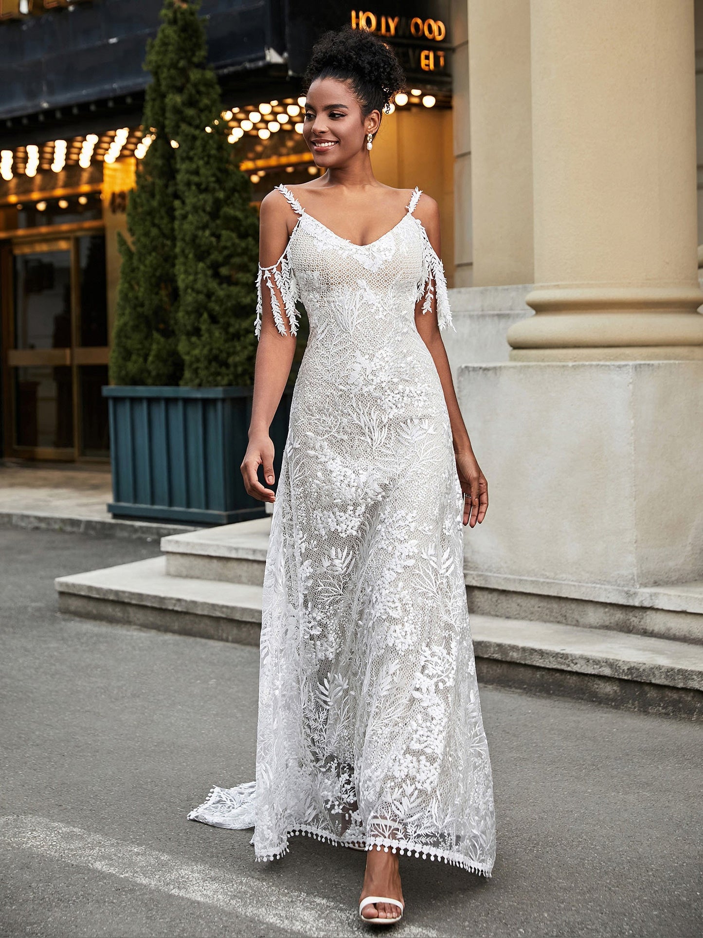 Robe de Mariée A-ligne en Dentelle Appliquée avec Traîne Balayage en Ivoire