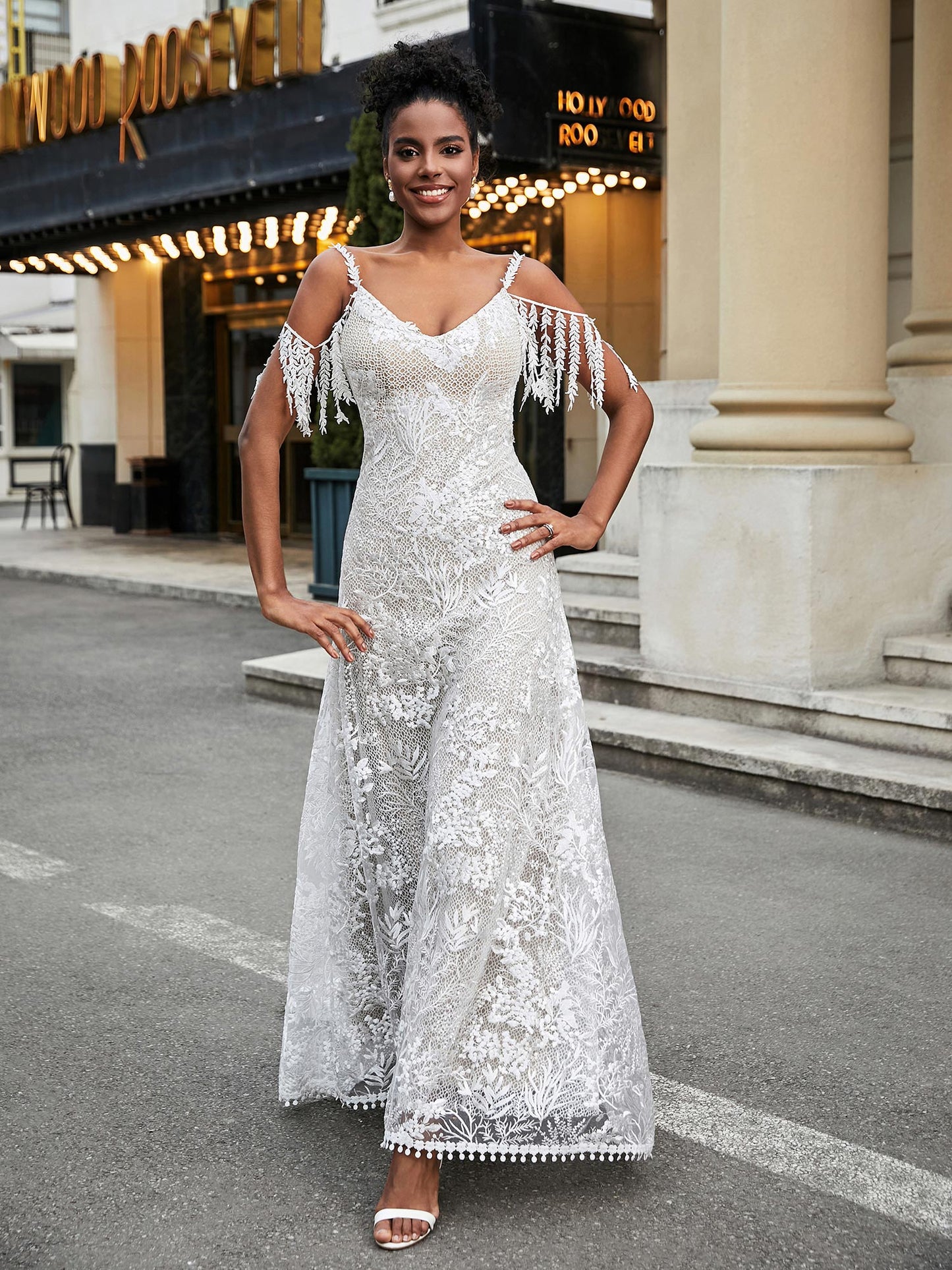 Robe de Mariée A-ligne en Dentelle Appliquée avec Traîne Balayage en Ivoire