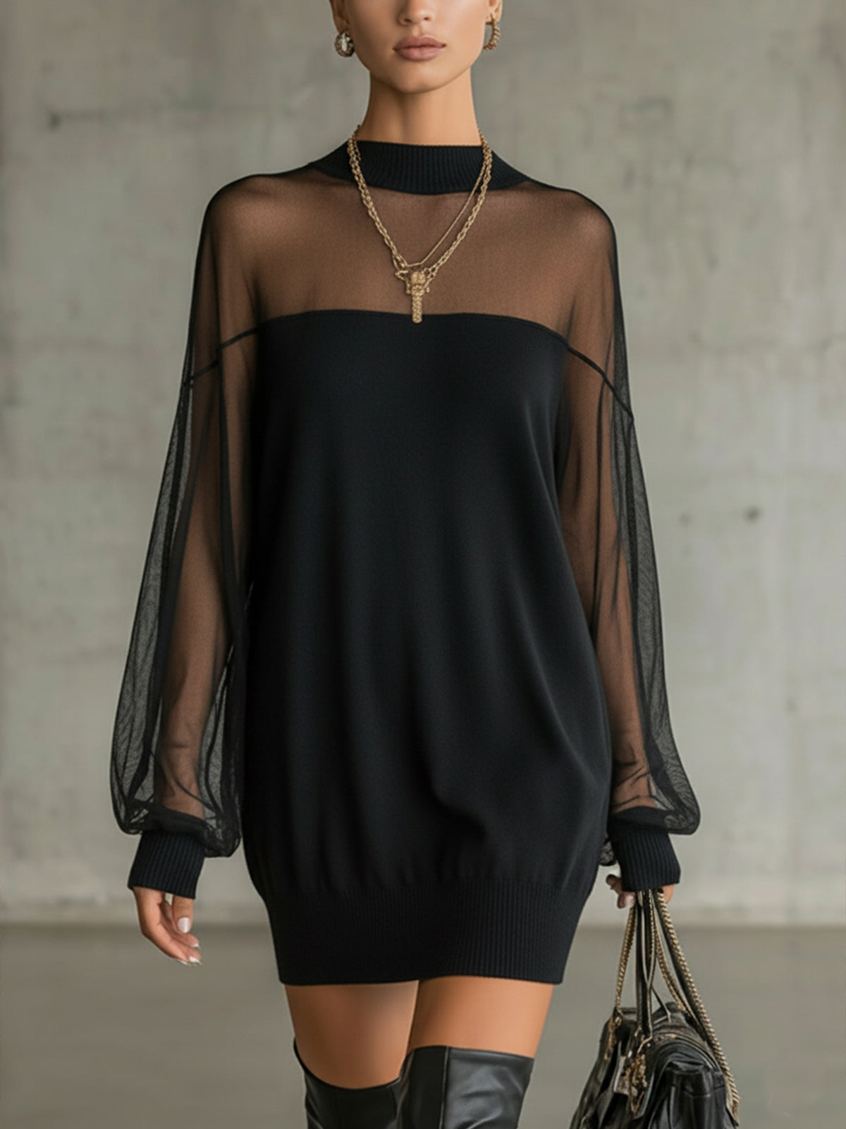 Mini Vestido Negro con Mangas de Red Transparente y Cuello Alto