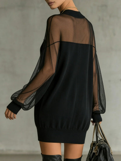 Mini Vestido Negro con Mangas de Red Transparente y Cuello Alto